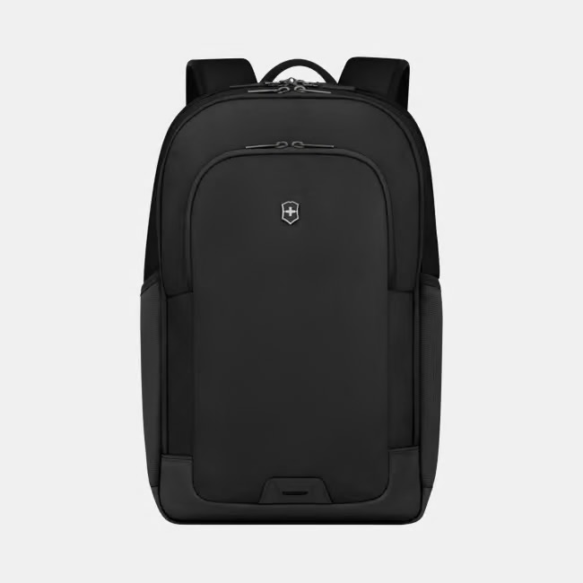 Victorinox Altmont Modern Deluxe Backpack – Slim, Stijlvol en Altijd Onderweg
Efficiëntie en comfort in één rugzak – van werk tot weekend.
Tijd is kostbaar, en de Altmont Modern Deluxe Backpack helpt je om elke minuut optimaal te benutten. Of je nu pendelt naar kantoor of direct doorreist voor een weekendtrip, deze veelzijdige rugzak biedt de perfecte balans tussen zakelijke organisatie en reiscomfort.

Waarom jij deze backpack wilt hebben:

 Slim ingedeeld voor elke situatie
Met drie ruime hoofdcompartimenten en slimme indeling is er plek voor al je benodigdheden:

Verwijderbare laptophoes (tot 15.6”)
Geluidsvak, ritsvak met leren trekker, sleutellus en krasbestendig vak
Trolley-strap voor moeiteloos reizen
Alles overzichtelijk, veilig én snel toegankelijk.
 Gemaakt voor onderweg
Het duurzame gerecyclede polyester (rPET), de gelamineerde waterbestendige onderzijde en de antimicrobiële voering zorgen ervoor dat je spullen beschermd blijven – waar je ook bent.

 Zichtbaarheid & comfort
Dankzij reflecterende details en een instelbare borstriem reis je veilig én comfortabel, ook in het donker of bij langere afstanden.

Productdetails:
Afmetingen: 44 x 32 x 22 cm
Gewicht: 1200 g
Inhoud: 27 liter
Materiaal: Gerecycled polyester (rPET)
Kleur: Zwart
Laptopformaat: tot 15.6” / 40 cm
Artikelnummer: 653551
Land van herkomst: Indonesië
Garantie: 1 jaar fabrieksgarantie + 10 jaar verlengde Victorinox-garantie
De Altmont Modern Deluxe Backpack is jouw betrouwbare partner – stijlvol voor op kantoor, praktisch voor onderweg, en robuust genoeg voor elk avontuur.