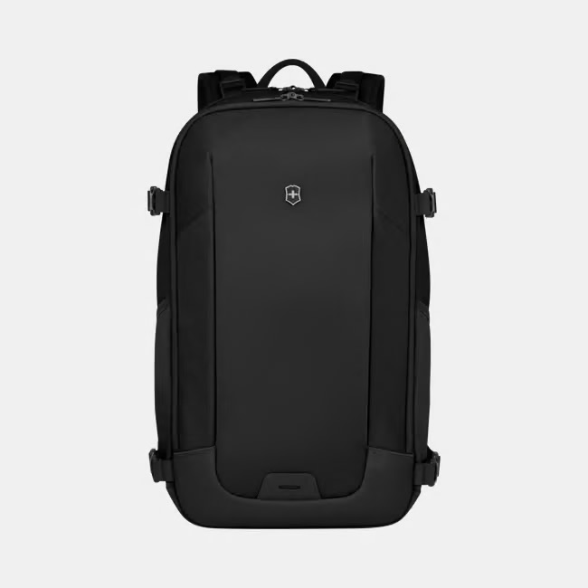 Victorinox Altmont Modern Traveler Backpack – Voor Werk, Reizen en Alles daartussenin
Van korte zakelijke afspraken tot lange avonturen – deze rugzak is er klaar voor.
De Altmont Modern Traveler Backpack is ontworpen voor professionals en avonturiers die alles uit hun dag willen halen. Met een robuust, waterafstotend ontwerp, slimme vakverdeling en maximaal draagcomfort is deze rugzak dé metgezel voor jouw drukke leven.

Belangrijkste kenmerken:

 Slimme indeling voor business én vrije tijd
Drie overzichtelijke hoofdcompartimenten houden je spullen georganiseerd en beschermd:

Verwijderbare laptophoes (geschikt voor laptops tot 15.6”)
Krasbestendig vak voor elektronica
Geluidsvak, ritssluitingvak, sleutellus en multifunctioneel net
Clamshell-opening voor snel en overzichtelijk in- en uitpakken
 Ideaal voor fietsers en forenzen
Dankzij lichtreflecterende details, verstelbare heupband, load lifters en ergonomisch design is de rugzak perfect voor wie veel onderweg is, te voet of op de fiets.

 Beschermd tegen elk weertype
Gemaakt van duurzaam gerecycled polyester (rPET) met antimicrobiële voering, een verstevigde bodem en waterafstotende eigenschappen. Makkelijk schoon te maken en klaar voor intensief gebruik.

Productdetails:
Afmetingen: 49 x 32 x 23 cm
Gewicht: 1500 g
Inhoud: 32 liter
Materiaal: Gerecycled polyester (rPET)
Kleur: Zwart
Laptopformaat: tot 15.6” / 40 cm
Artikelnummer: 653554
Land van herkomst: Indonesië
Garantie: 1 jaar fabrieksgarantie + 10 jaar verlengde Victorinox-garantie
De Altmont Modern Traveler Backpack biedt ultieme flexibiliteit: zakelijk georganiseerd, reisbestendig gebouwd en stijlvol genoeg voor elke dag.

