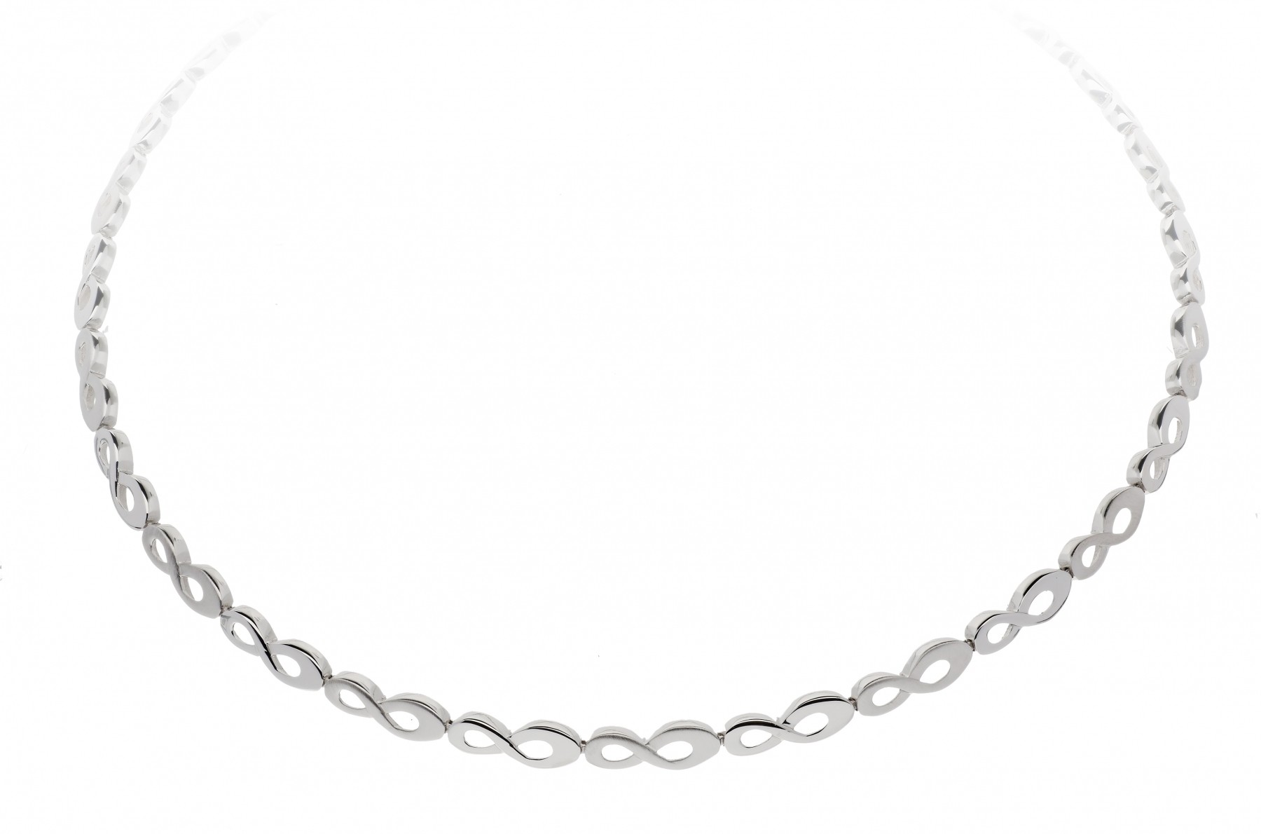 Zilveren gerodineerde choker bestaande uit matte en glanzende ovalen schakels met karabijnsluiting, lengte 43cm.
