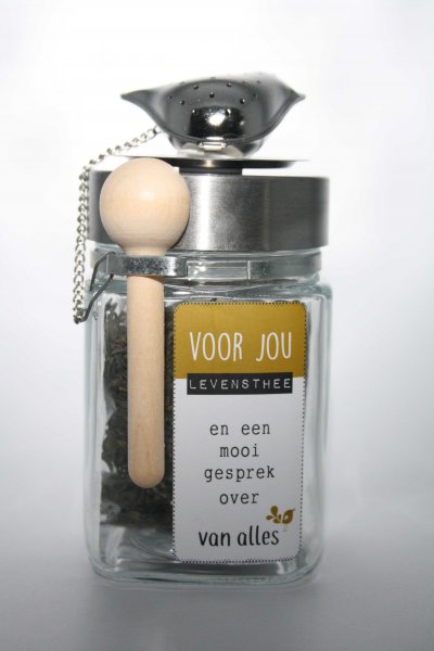 LEVENSTHEE: een zwarte thee met kruiden die je doen opleven. Een tikkeltje eigenwijs met een fruitig en kruidig karakter. 20 gram biologische, looizuurarme zwarte thee, kaneel, kardemom, gember, kruidnagel, peper, appel.
