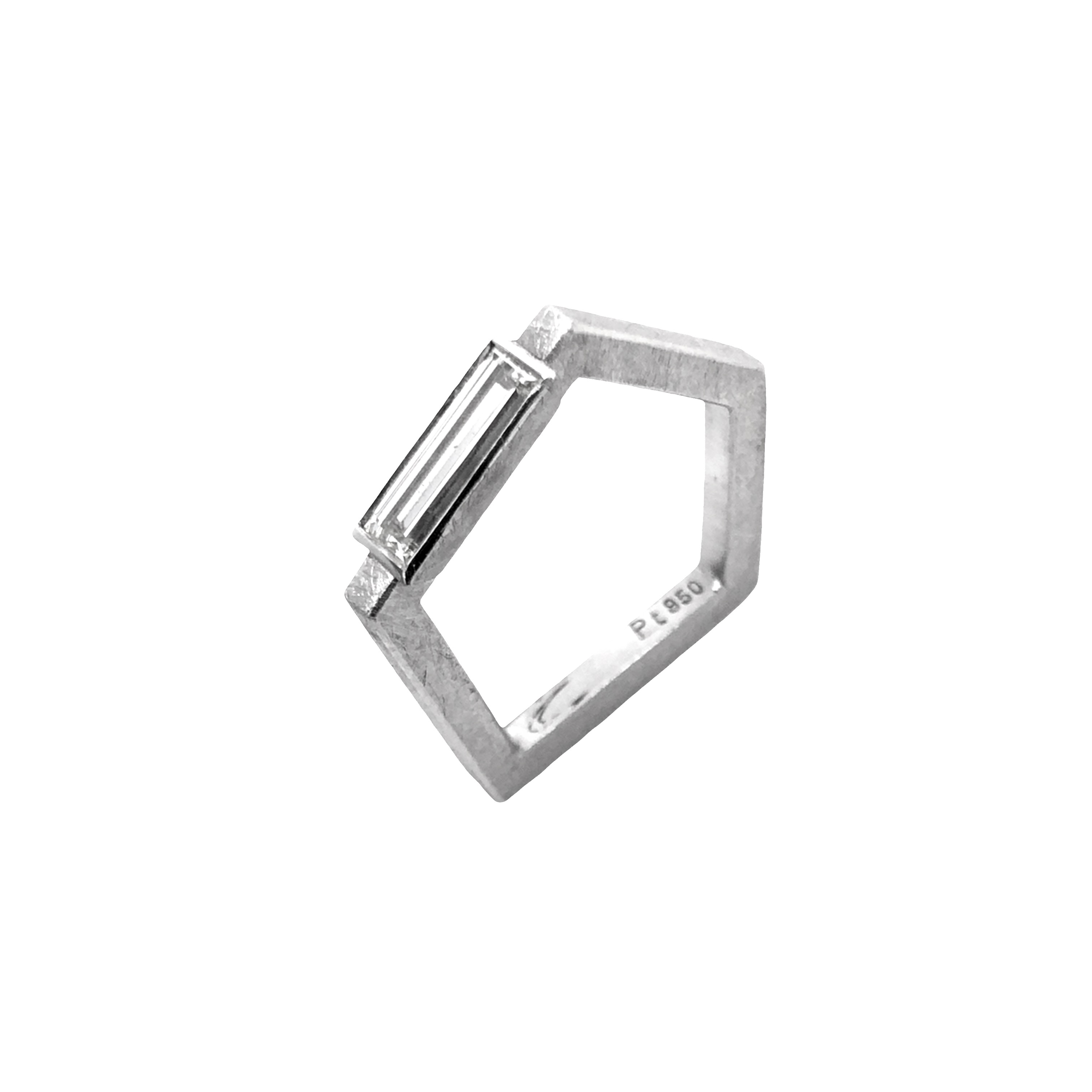 Der Platinring  verfügt über einen atemberaubenden Baguette-Diamanten von 0,82 ct in der Qualität L si2. Dieser exquisite Solitärring ist aus massivem Platin gefertigt und verfügt über einen facettierten Diamanten im Baguetteschliff. Der Diamant ist transparent, fachmännisch poliert und sorgfältig in die Ringschiene eingefasst. Ein Meisterwerk der Handwerkskunst und ein Symbol für dauerhafte Liebe.. Tragen Sie ihn alleine, um seine Schönheit hervorzuheben, oder kombinieren Sie ihn mit anderen feinen Schmuckstücken.