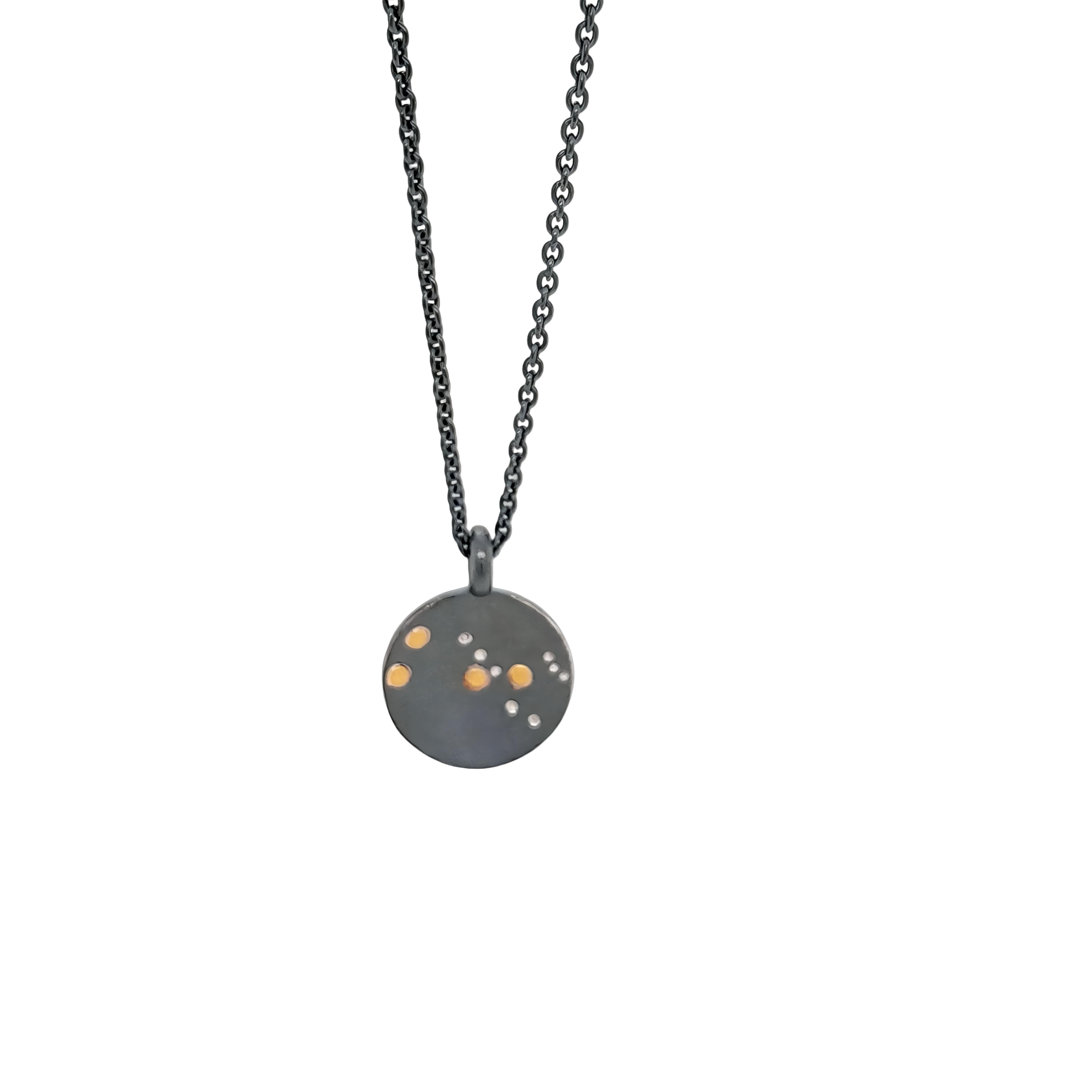 Sternenschmuck klein/ Halsschmuck gefertig in Silber oxidiert/ Gold 999/ooo 
Stier Durchmesser 1,3 cm
Länge 42 cm, inkl. Halskette