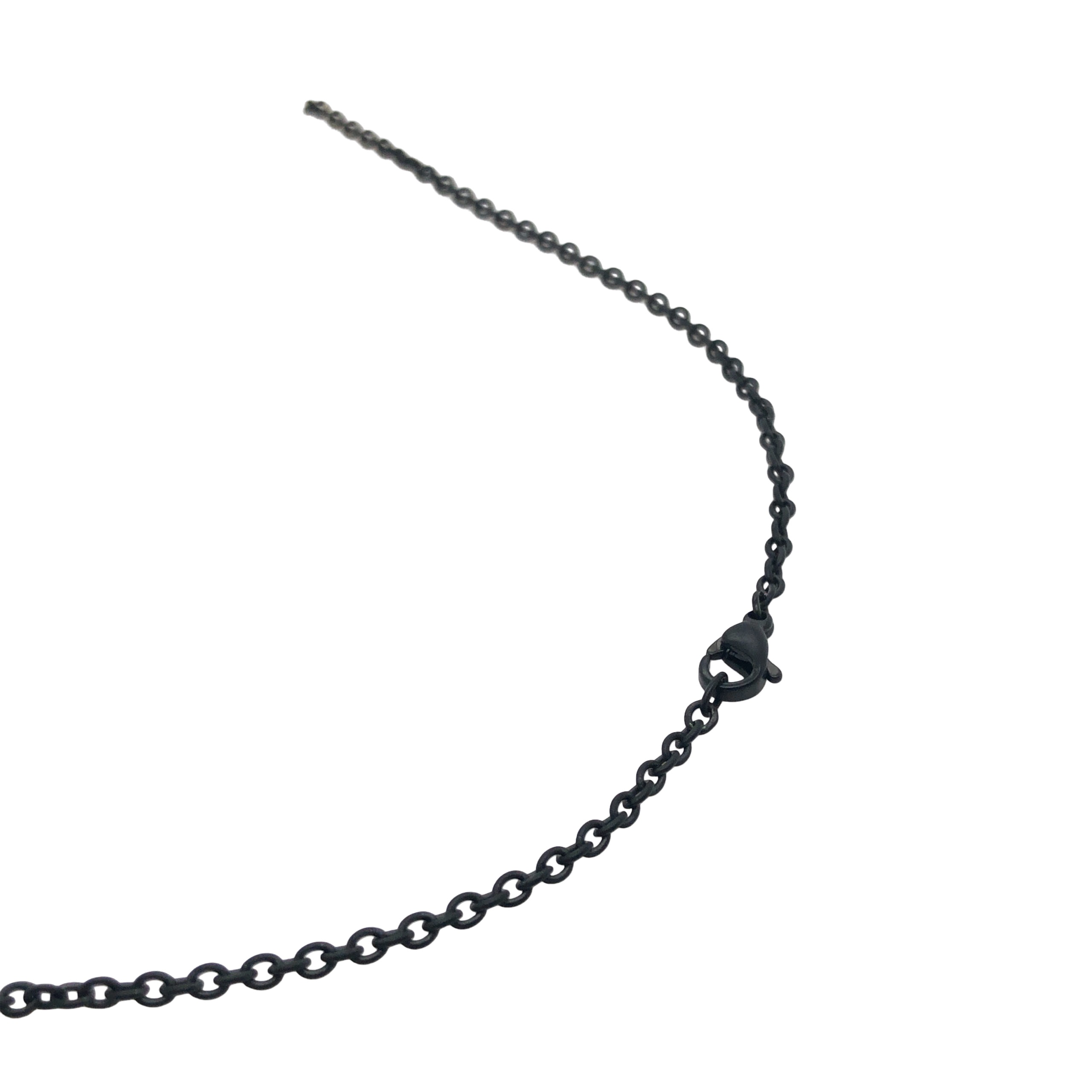 Die Ankerkette in Stahl schwarz mit einer Länge von 50 cm ist eine stilvolle Halskette für jeden Anlass. Sie gehört zur Kategorie Schmuck und ist ein schlichtes Accessoire, das sich leicht mit anderen Schmuckstücken kombinieren lässt. Tragen Sie diese Kette über einem schlichten Oberteil oder Kleid, um einen eleganten Akzent zu setzen..