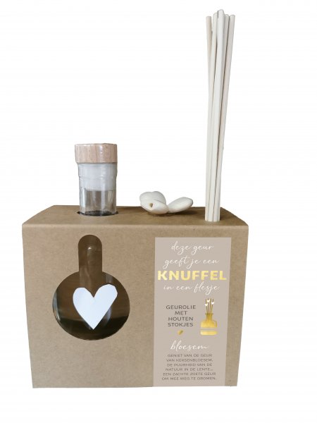 Onderdeel van serie: GEUR VOOR THUIS - geurolie met houten stokjes

Een rustgevende geur met witte lotus. Stress verlagend en stimuleert inspiratie en creativiteit. Geef het aan jezelf of aan iemand om wie je geeft