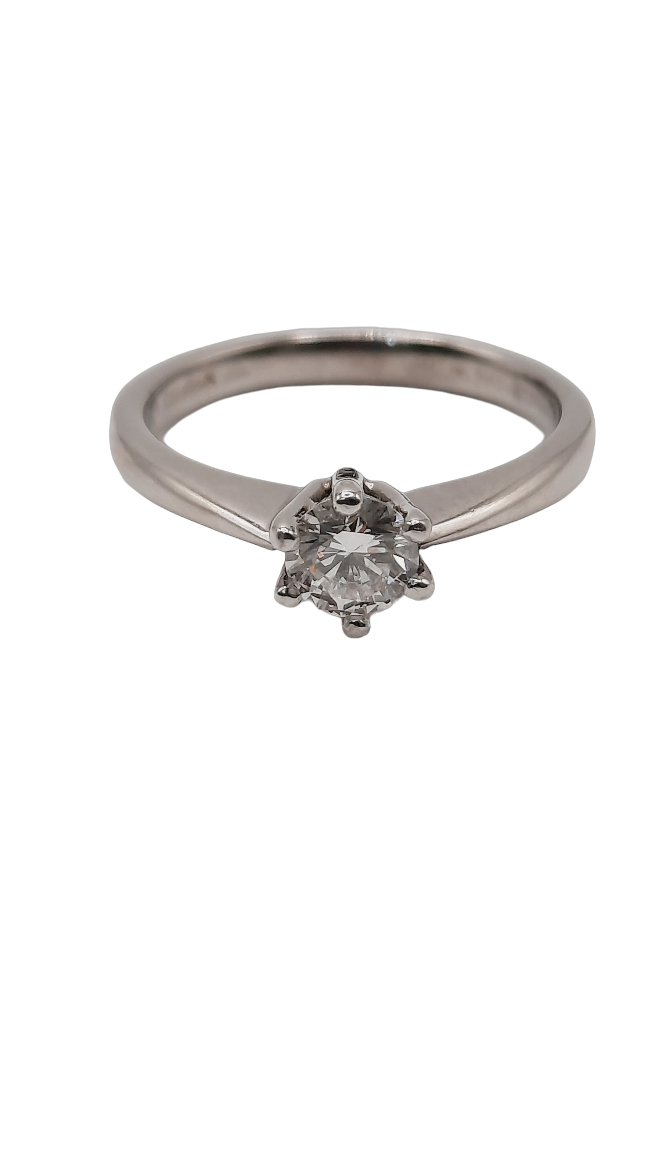 Dit verlovingsringmodel 0002277 is een schitterende keuze voor een bijzondere gelegenheid. Met een prachtige briljant geslepen diamant van 0.35 karaat, SI1 zuiverheid en H-kleur, glanst deze in een elegante gouden setting. De ringmaat is 50. Perfecte manier om te dragen: Op de ringvinger van de linkerhand voor klassieke stijl. Kleur: Witgoud, Gewicht: 950 karaat totaal.