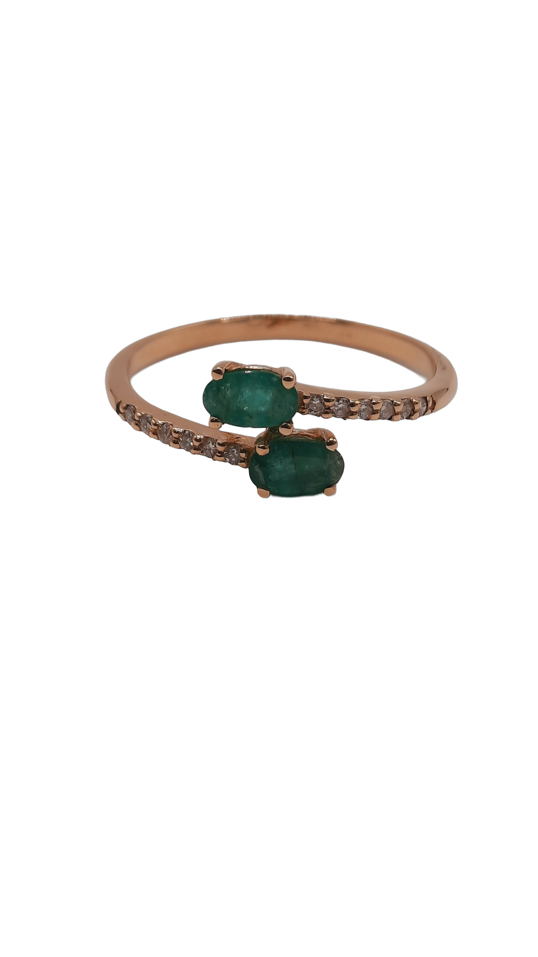 De Diamant-Smaragd 14kt ring (modelnummer 0002262) straalt luxe uit. Deze gouden ring is ontworpen met 2 briljant geslepen diamanten (SI1, H-kleur) en een smaragd, met een totaal karaatgewicht van 14kt en een diameter van 55. Perfect voor speciale gelegenheden, draag het als een statement stuk om elegantie en verfijning aan je look toe te voegen.