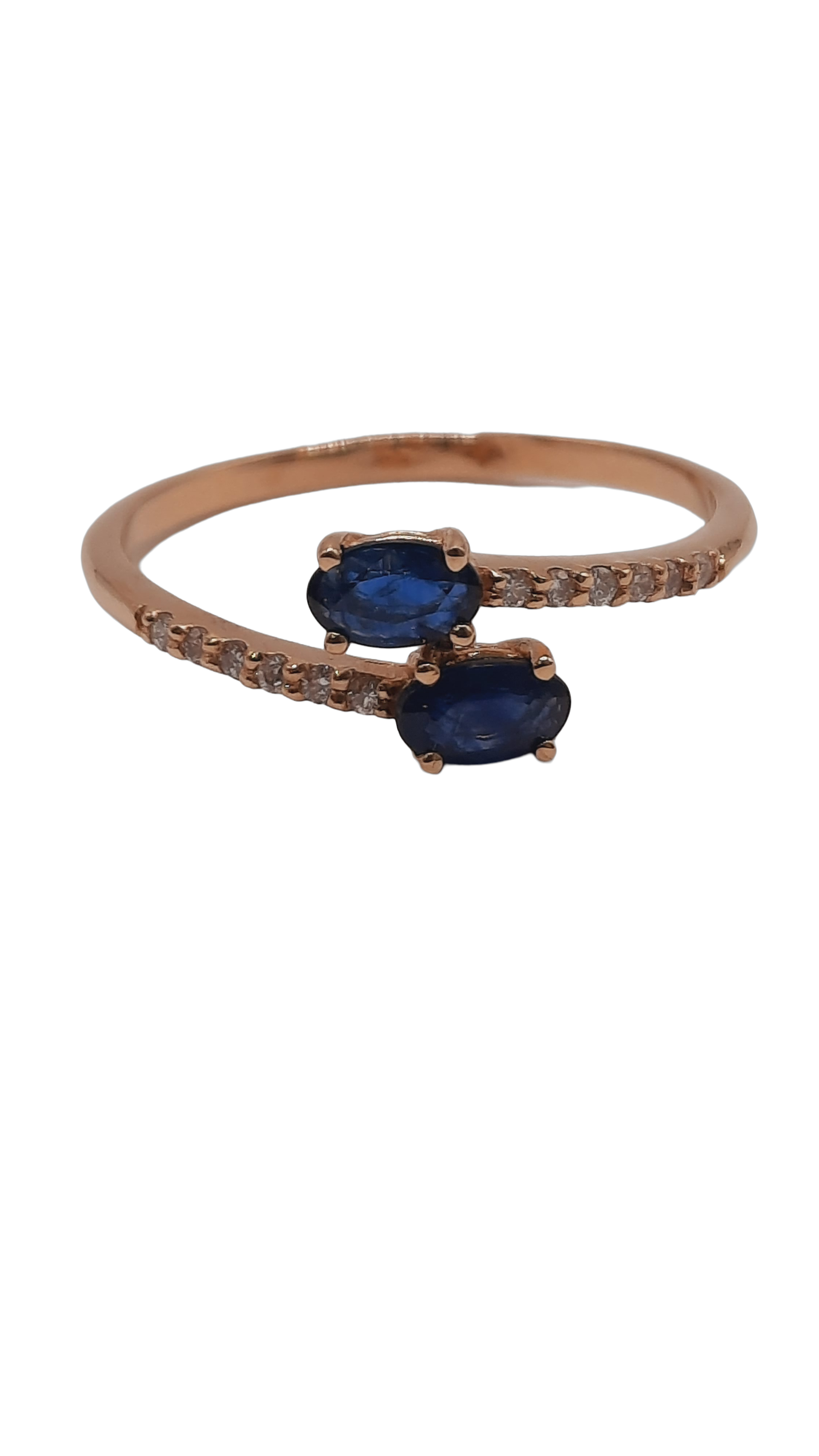 De Diamant-Saffier 14kt ring, modelnummer 0002261, combineert elegantie en verfijning. Deze gouden ring met diamanten van SI1-zuiverheid en H-kleur heeft een briljante slijpvorm en twee saffieren stenen. Ideaal voor speciale gelegenheden of dagelijkse luxe. Draag het als een statement stuk, solo of gecombineerd met andere sieraden voor een gelaagde look.