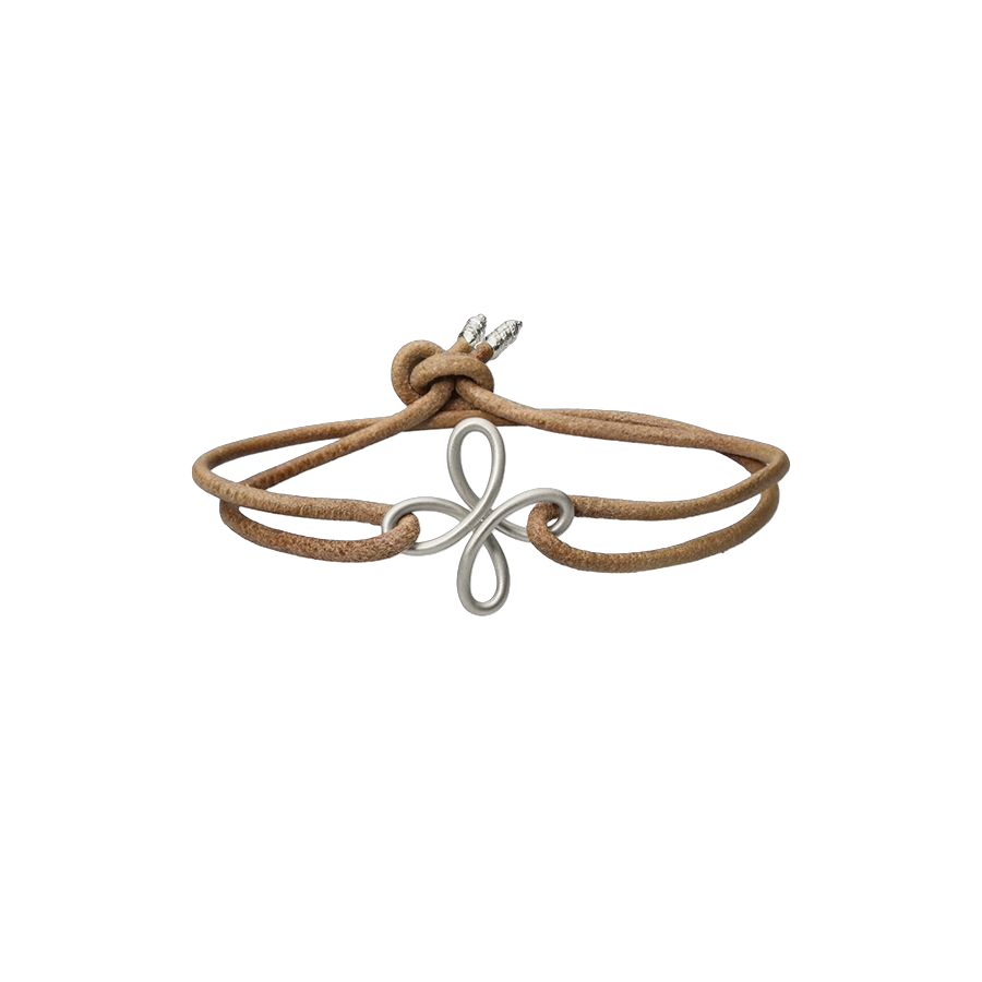 Een leren armband met een 925-1000 zilveren hanger Antonio Bernardo model Trevo.