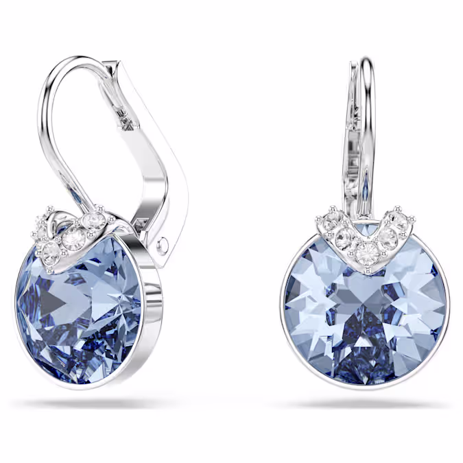 Voeg wat kleur toe aan uw dagelijkse garderobe met dit fascinerende paar oorstekers. Elk stuk met rhodium toplaag komt tot leven met een lichtblauw kristal in Round-slijpvorm, wat zorgt voor een look van pure vreugde. Deze oorbellen zijn een perfecte keuze voor zowel overdag als ‘s avonds en kunnen worden gedragen met een bijpassende lichtblauwe hanger.
