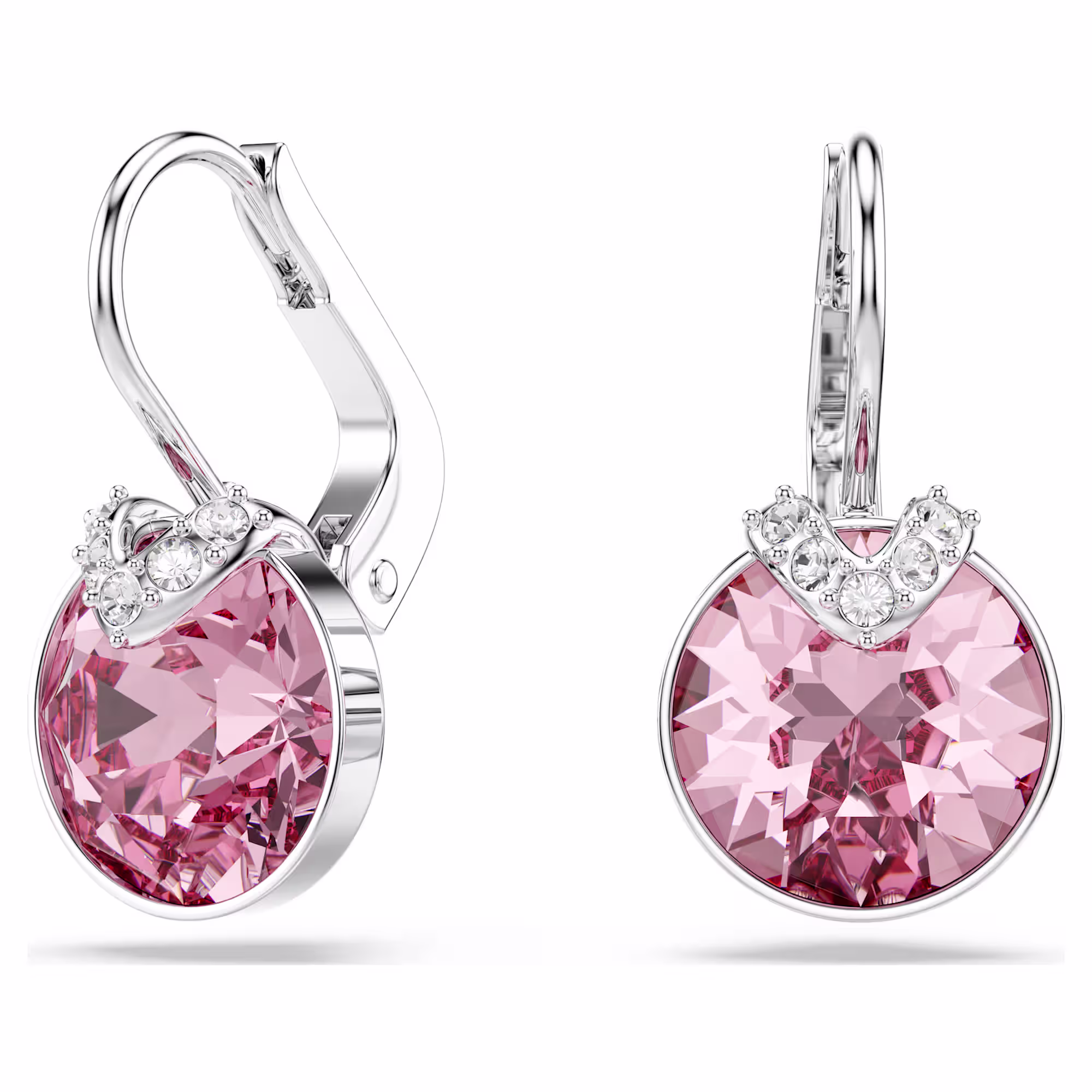 Voeg wat kleur toe aan uw dagelijkse garderobe met dit fascinerende paar oorstekers. Elk stuk met rhodium toplaag komt tot leven met een roze kristal in Round-slijpvorm, wat zorgt voor een look van pure vreugde. Deze oorbellen zijn een perfecte keuze voor zowel overdag als ‘s avonds en kunnen worden gedragen met een bijpassende roze hanger.