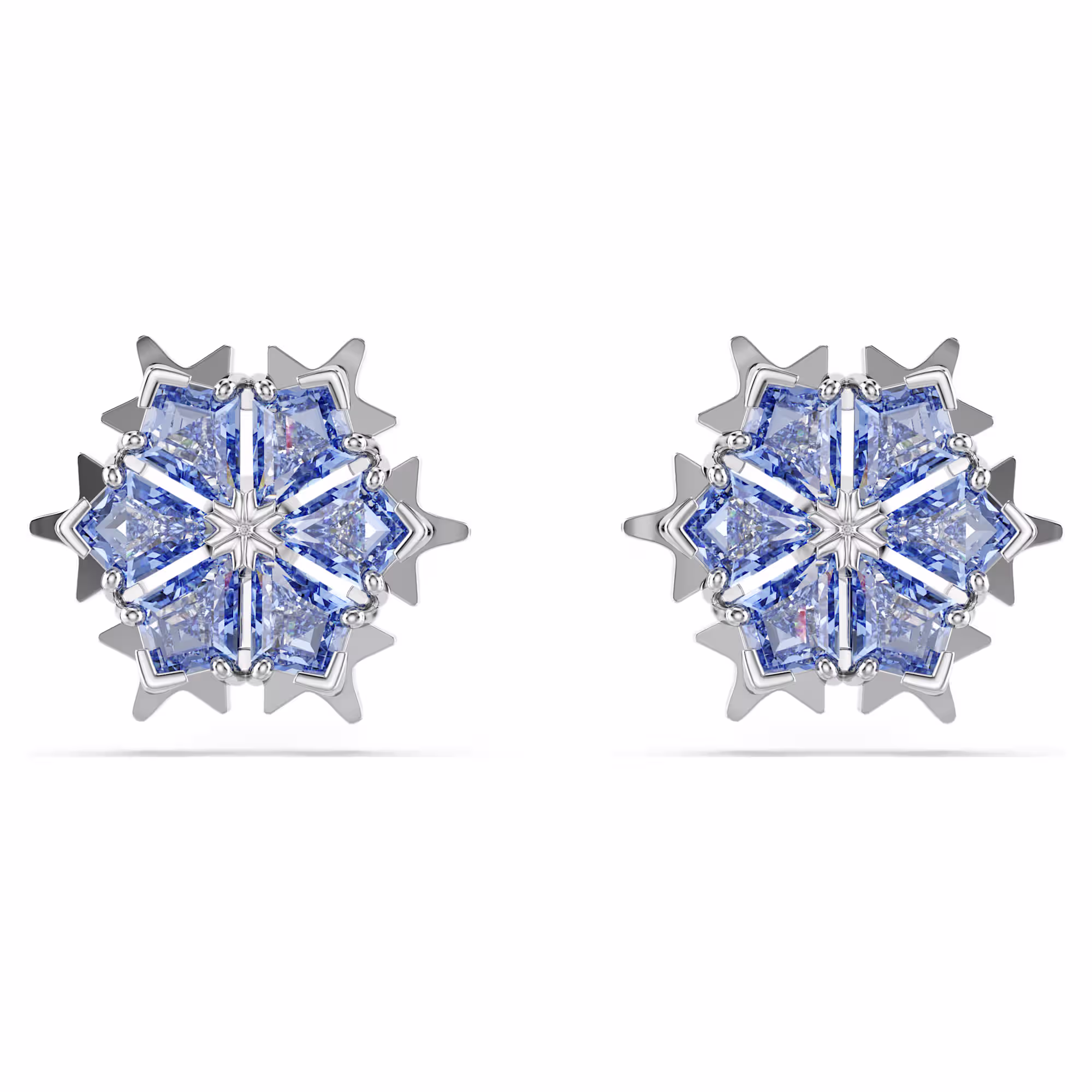 Creëer uw eigen magische stijl met dit winterse paar oorstekers. Elke oorsteker met rhodium toplaag is geïnspireerd door sneeuwvlokken en legt de sfeer van de feestdagen vast met de tijdloze gloed van grijsblauwe Swarovski Zirkonia, zodat u van ‘s ochtends tot ‘s avonds kunt blijven feesten. Combineer de oorstekers met andere Magic-sieraden voor extra glamour.
