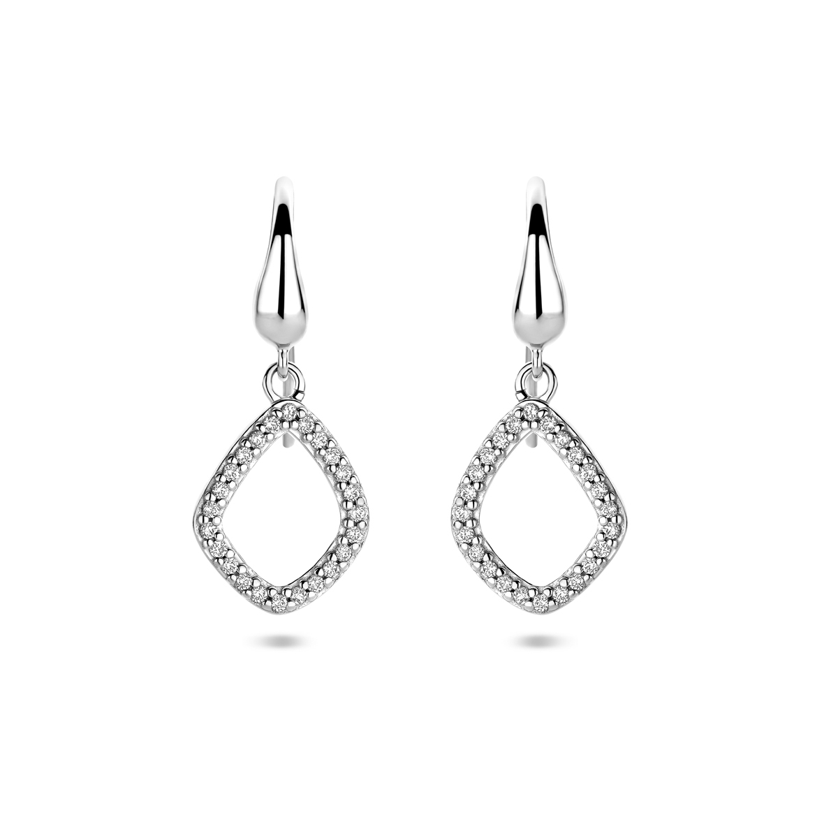 Gerhodineerd 925 zilveren oorhangers in de vorm van een ruit en uitgevoerd met zirkonia. De oorhangers hebben een totale hoogte van 25mm.