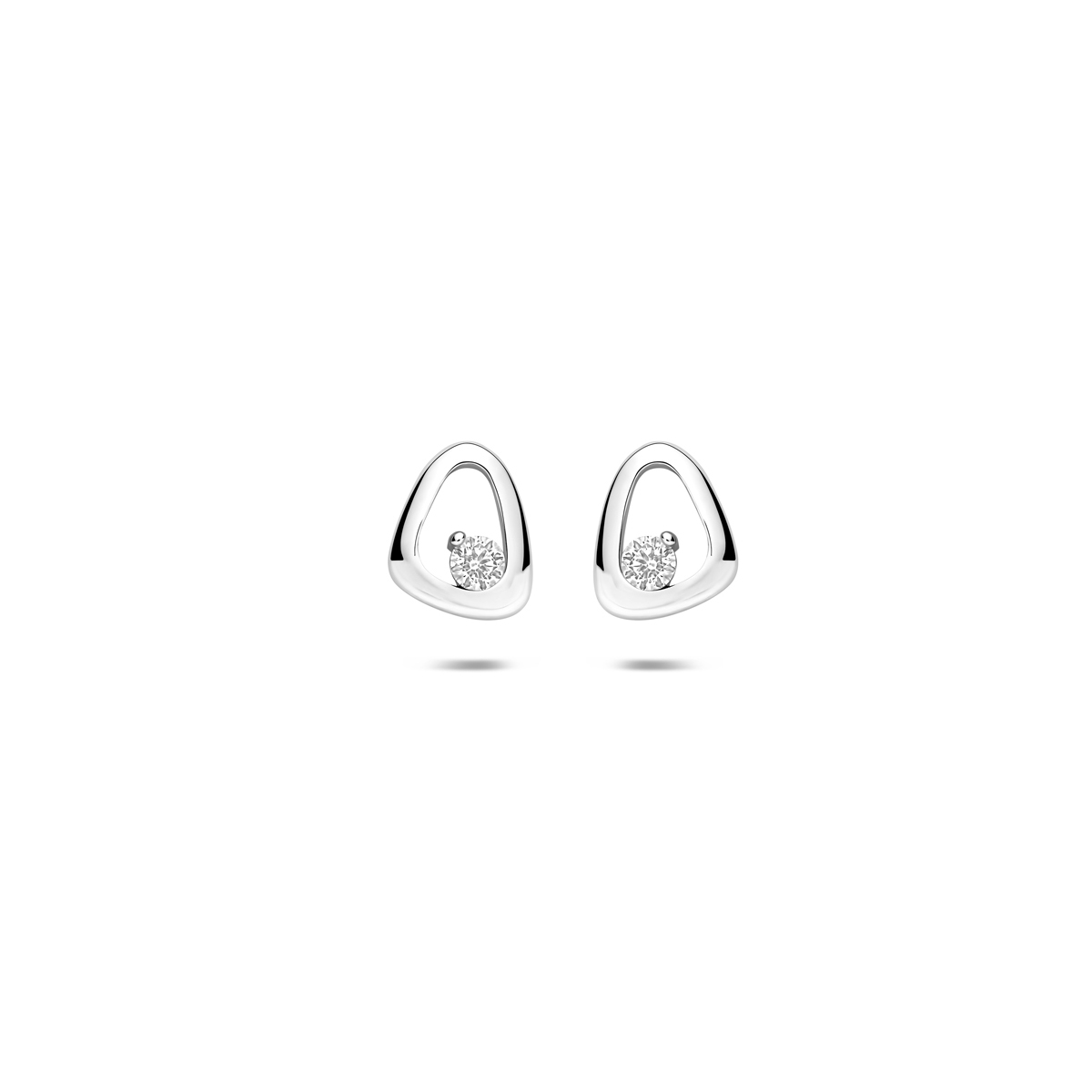 Gerhodineerd 925 zilveren oorknoppen uitgevoerd met zirkonia. De oorknoppen hebben een afmeting van 7,5x6 mm.