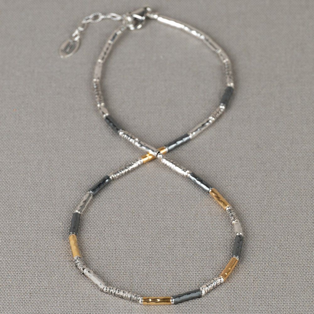 Mooie collier met verschillende kleuren elementen, bestaande uit 925 sterling zilver, geoxideerd zilver en Goldfilled. Combineer met de bijpassende armband voor een complete look!