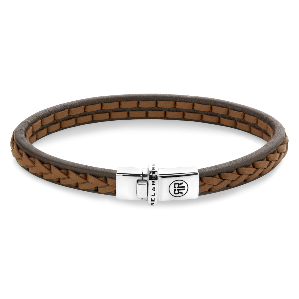 De Single Stranded armband van Rebel and Rose is een handgemaakte armband met volledig zilveren sluiting. Het bruine leer is 7,5 mm breed en op de band is een patroon gehaakt van cognac kleurig leer. De binnenkant van de band is glad wat zorgt voor een perfect draagcomfort. Het leer is met veel zorg en vakmanschap gelooid door de ambachtslieden van Rebel and Rose. Prachtig rundleer dat mooier en soepeler wordt naarmate je het langer draagt. 