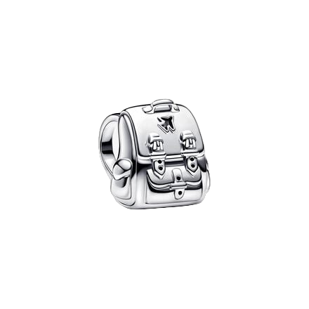 Ga op avontuur met de Avonturenrugzak Bedel. Een minimalistische sterlingzilveren rugzak met realistische details zoals schouderbanden, handvat, sluitingen en zak. Op de voorkant is een vliegtuigsymbool geprint en aan de onderkant is een boodschap gegraveerd: 'Life is for adventure'. Deze bedel is een belangrijke en wijze herinnering in de vorm van een onvergetelijke bedel. Hij wikkelt zich ook elegant om elke drager waarmee je hem draagt voor een uniek speels stylingelement.