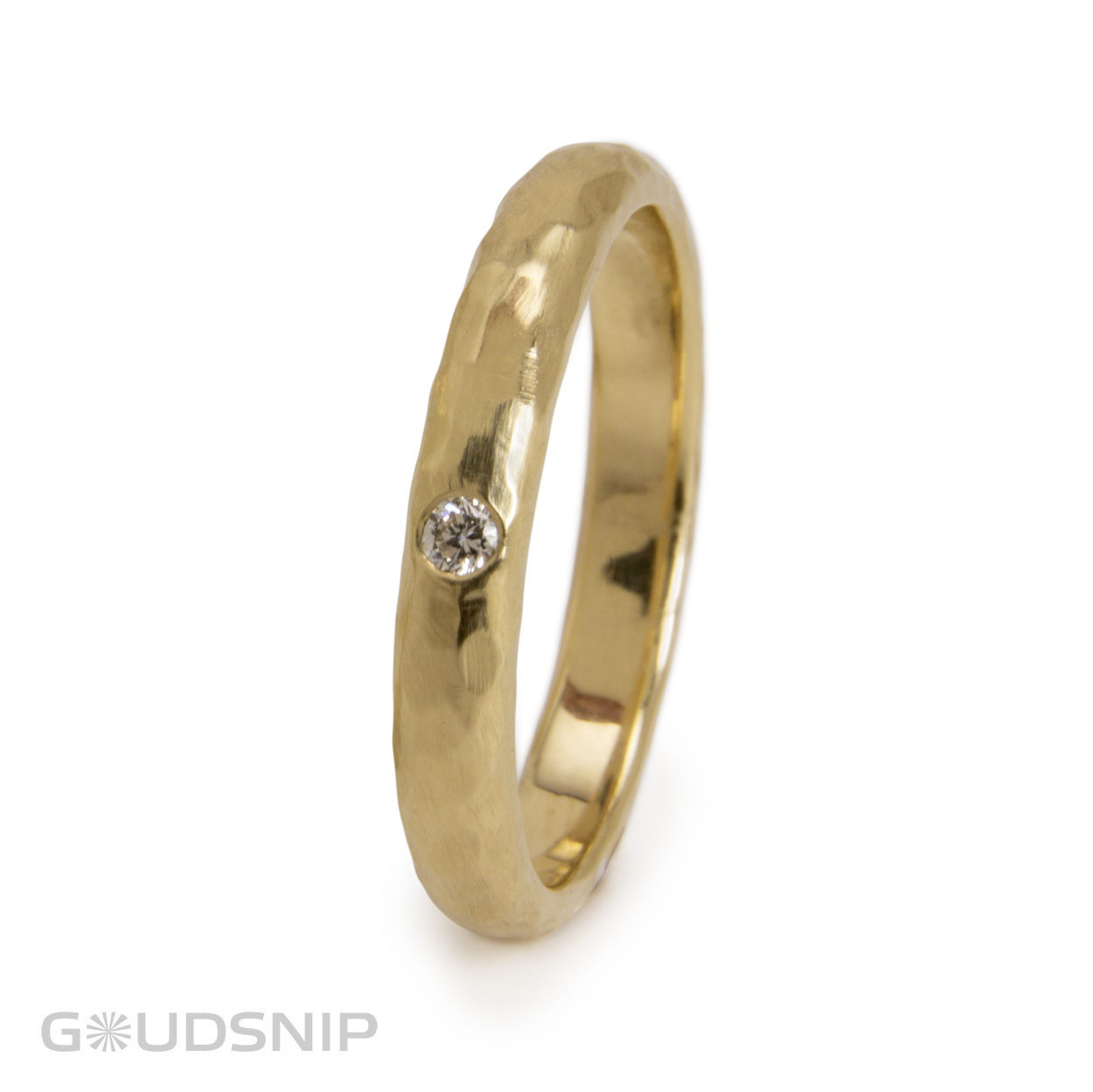 Handmade gouden ring met diamant. Ook perfect als unieke trouwring of unieke verlovingsring. 