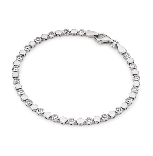 De zilveren armband met modelnummer 104.0984.19 valt onder de categorie sieraden en is een prachtig ontworpen armband. Draag deze armband als een elegant accent bij zowel dagelijkse kleding als formele outfits. Het tijdloze ontwerp maakt het veelzijdig en geschikt voor elke gelegenheid, waardoor het een must-have accessoire is voor elke sieradencollectie.