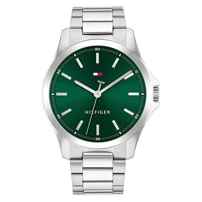 Tommy Hilfiger 'Bruce' horloge. Dit horloge heeft een Ø43 mm kast en valt op door zijn krachtige eenvoud. De groene wijzerplaat voegt een unieke en gedurfde touch toe aan het strakke ontwerp, wat zorgt voor een perfecte balans tussen modern en klassiek.