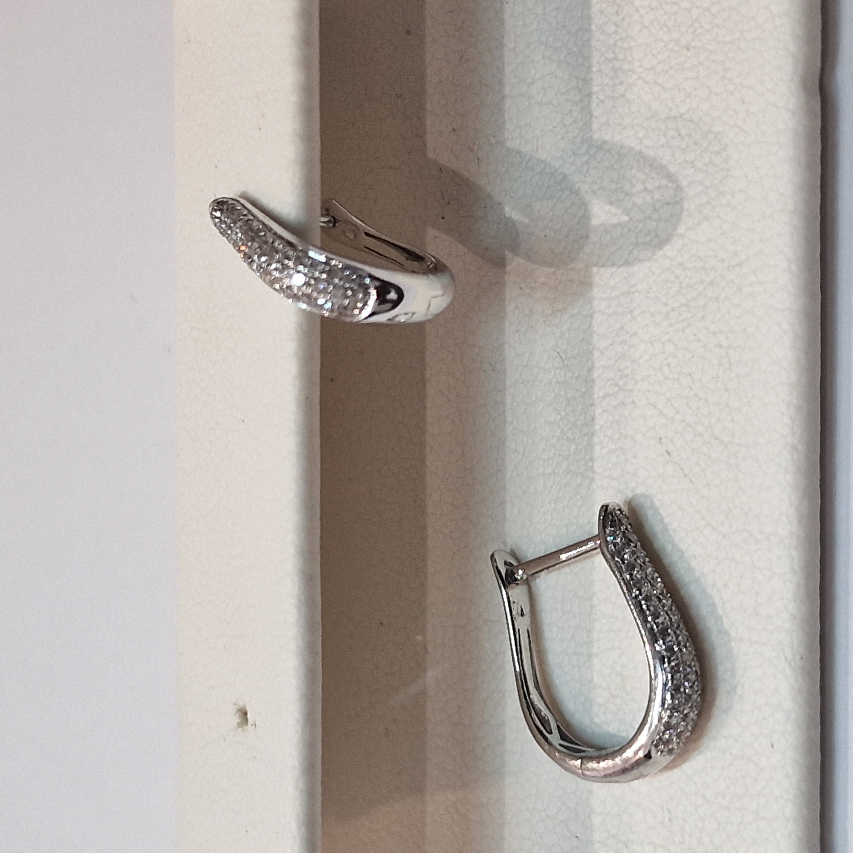 14k witgouden klapcreool pav&eacute; gezet met diamant