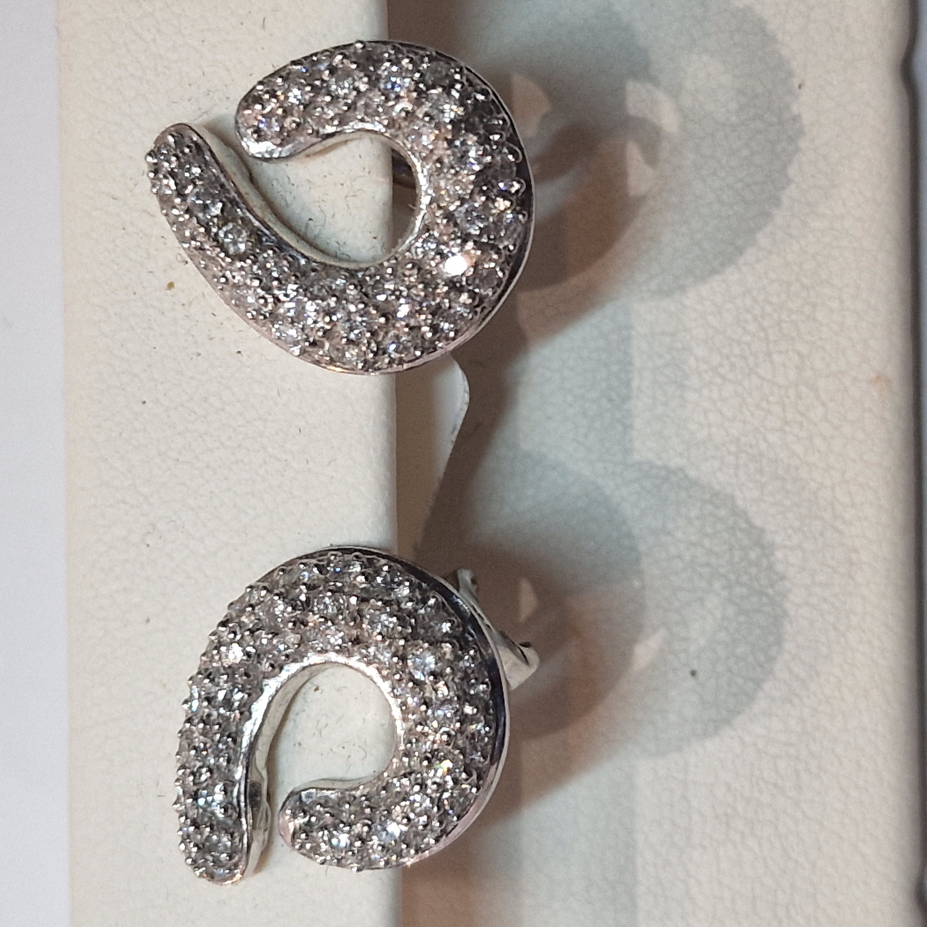 18k witgouden oorbel met clips, pav&eacute; gezet met diamant