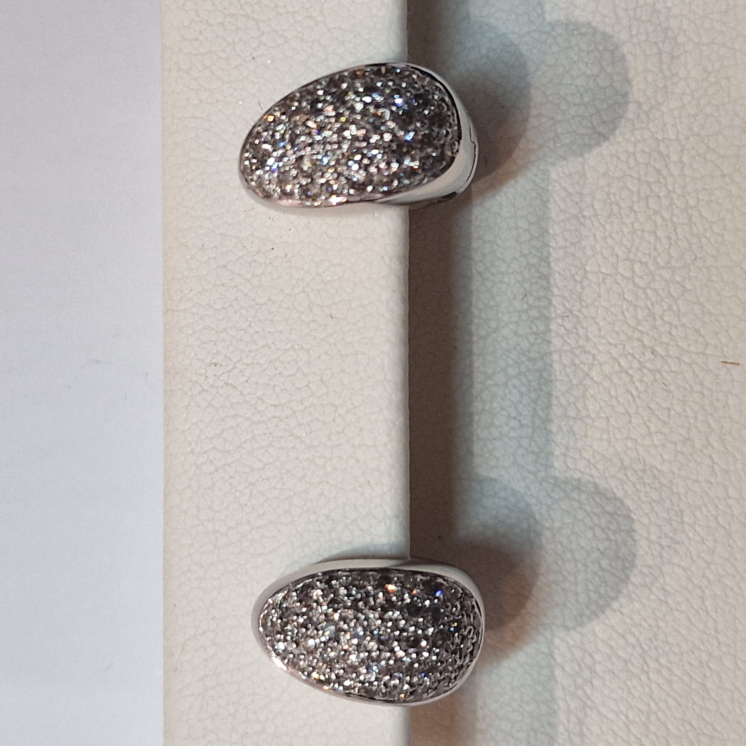 14k witgouden klapcreool, pav&eacute; bezet met diamant