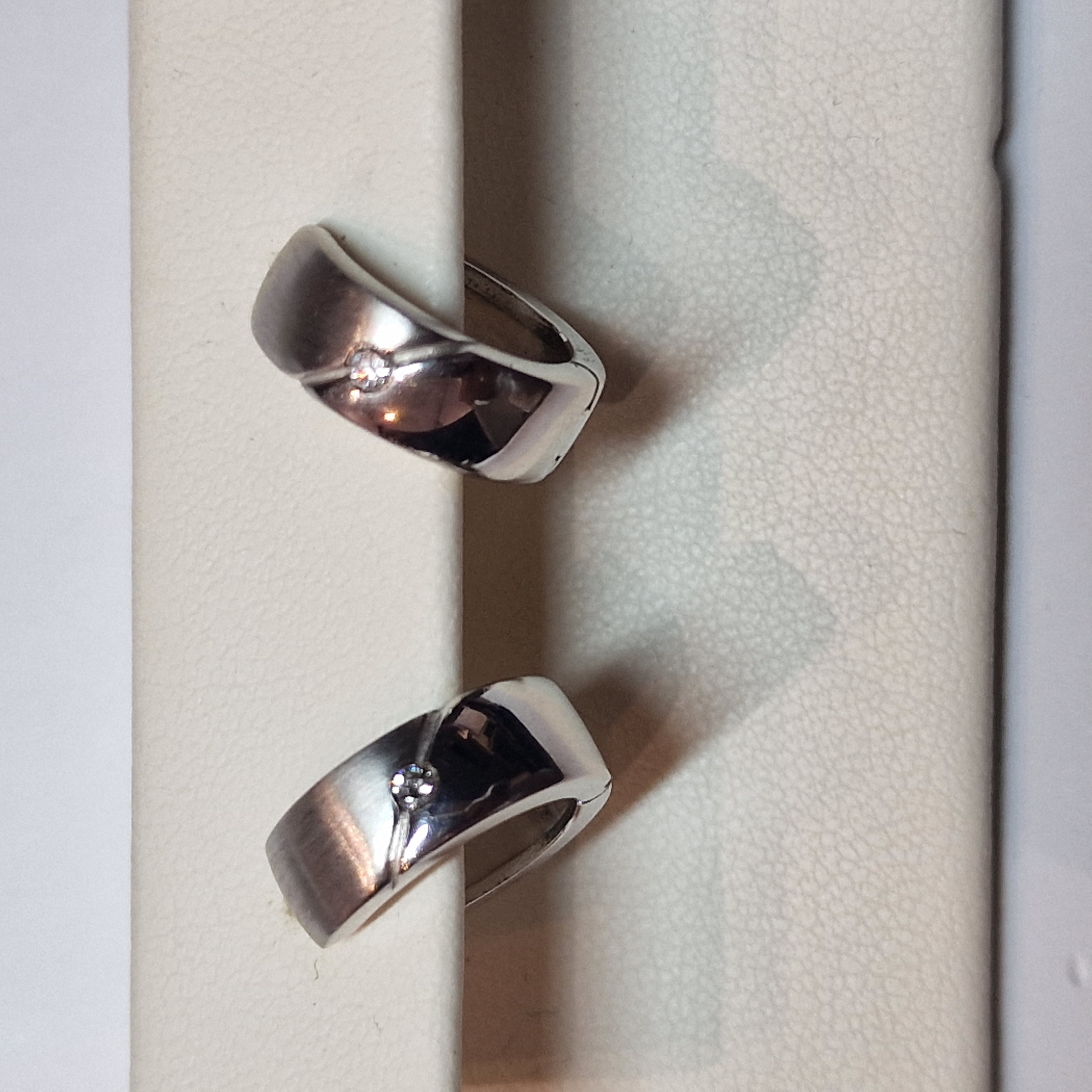 14k witgouden klapcreool, deels gematteerd met diamant