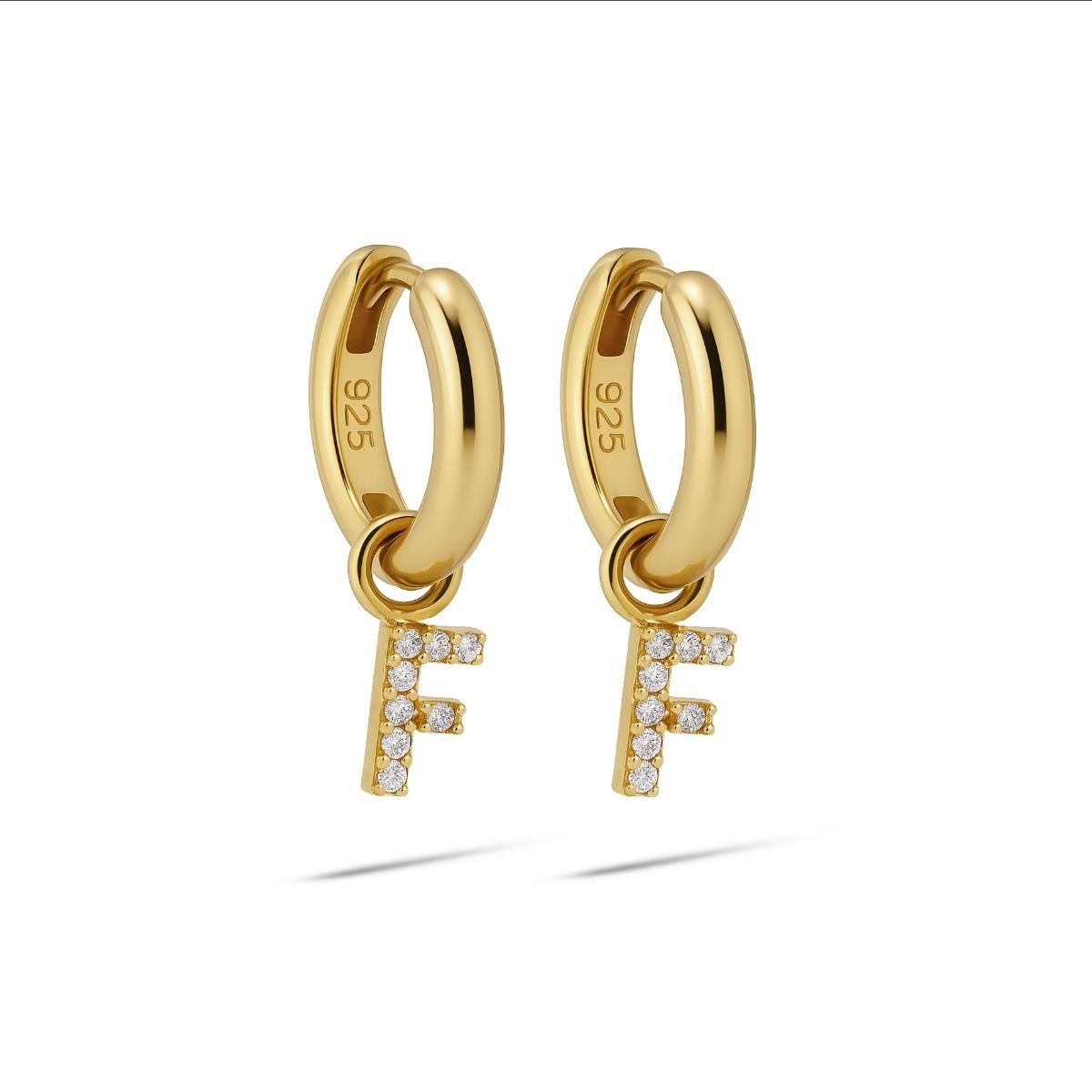 De Hinged Hoops Zirconia Letter F Goldplated, modelnummer A178GP-F, bieden een luxe uitstraling met de schitterende zirconia-steentjes en een gepersonaliseerde touch via de letter F. Deze creolen zijn ideaal voor dagelijks gebruik of speciale gelegenheden. Draag ze als statement-item met opgestoken haar voor maximale impact. Perfect als elegant cadeau of voor jezelf.