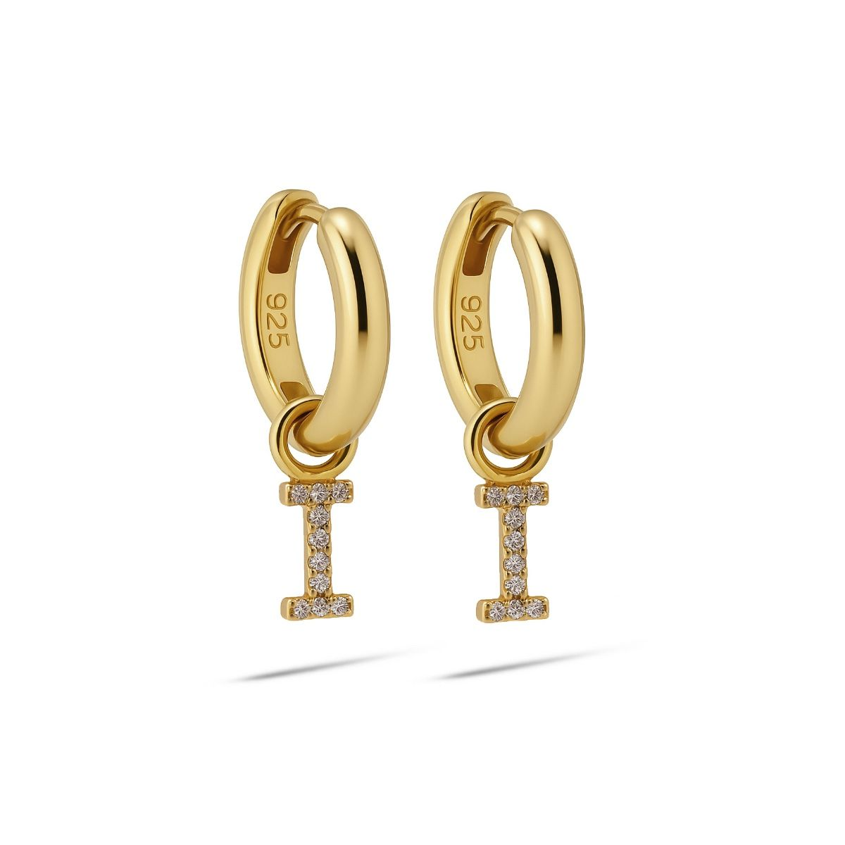 De Hinged Hoops Zirconia Letter I Goldplated, modelnummer A178GP-I, zijn verfijnde creolen afgewerkt met goud en voorzien van een sprankelende zirkonia in de vorm van de letter 'I'. Perfect om zowel casual als formeel te dragen. Combineer met andere gouden sieraden voor een elegante look. Een must-have voor elke sieradenliefhebber! 