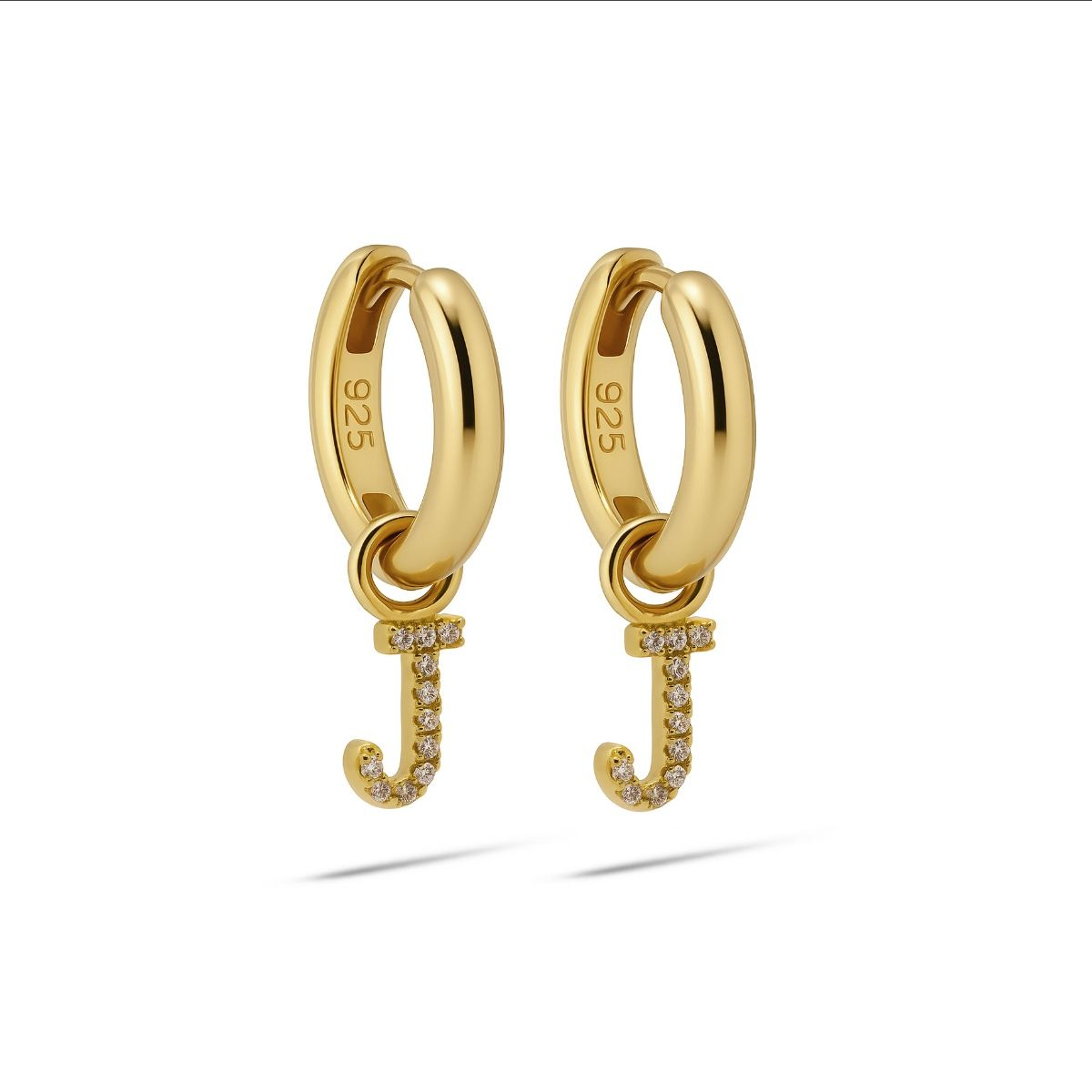 De Hinged Hoops Zirconia Letter J Goldplated, modelnummer A178GP-J, zijn prachtige creolen die opvallen door hun vergulde afwerking en fonkelende zirconia's. Perfect te combineren met zowel casual als elegante outfits. Draag ze met opgestoken haar voor een verfijnde look of los voor een subtiele glitter. Ideaal voor dagelijkse luxe en speciale gelegenheden.