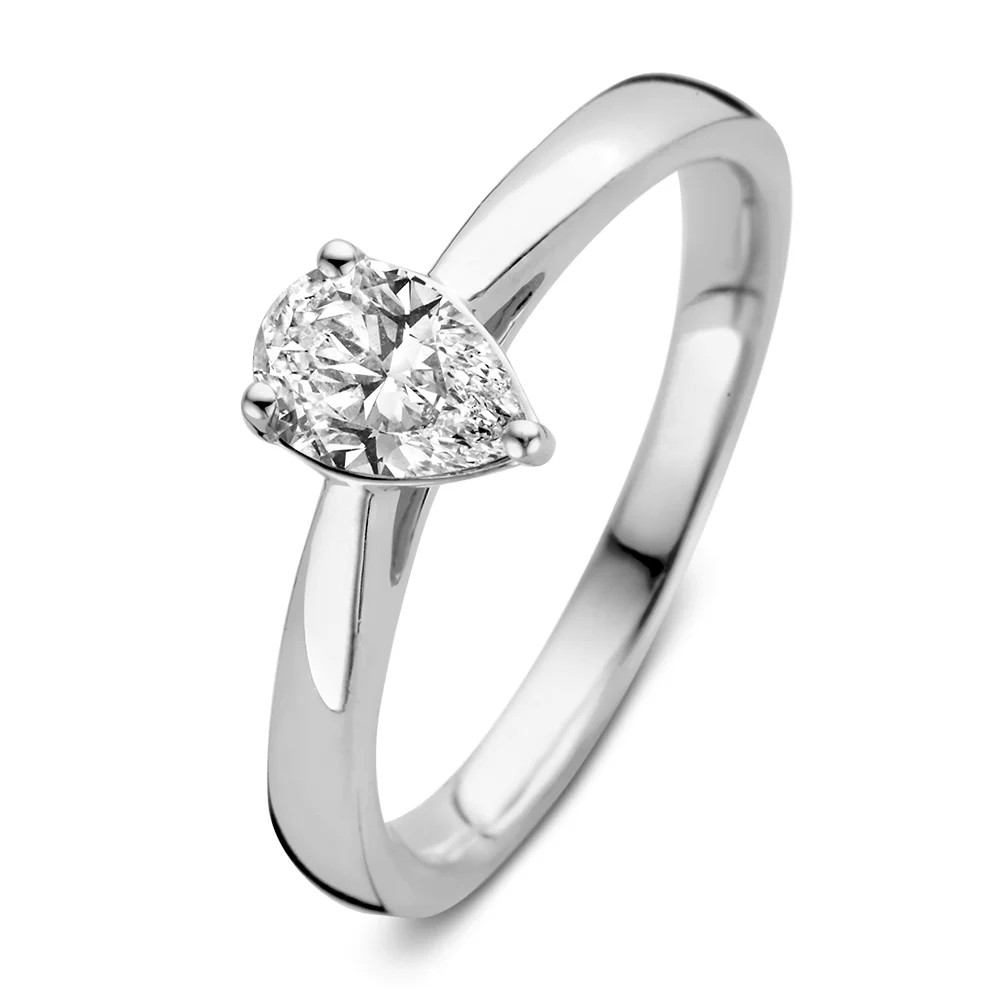 Meet Ava, onze solitair met peervormige diamant. Een elegante ring met een simplistisch en tijdloos design.Peer diamanten schitteren optimaal en zorgen bovendien voor optische verlenging van de vinger. Kies zelf de gewenste steengrootte van jouw diamant. De bijzondere Avaring is in verschillende maten en goudkleuren beschikbaar.

Ring Avais onderdeel van een serie, in onze collectie zijn bijpassende oorbellen en een ketting met peervormige diamant te vinden. Dankzij de verhoogde zetting en verfijnde scheen is dezesolitair perfect te combineren met een gouden trouwring of bijvoorbeeld onze diamanten eternity ringMillie.


