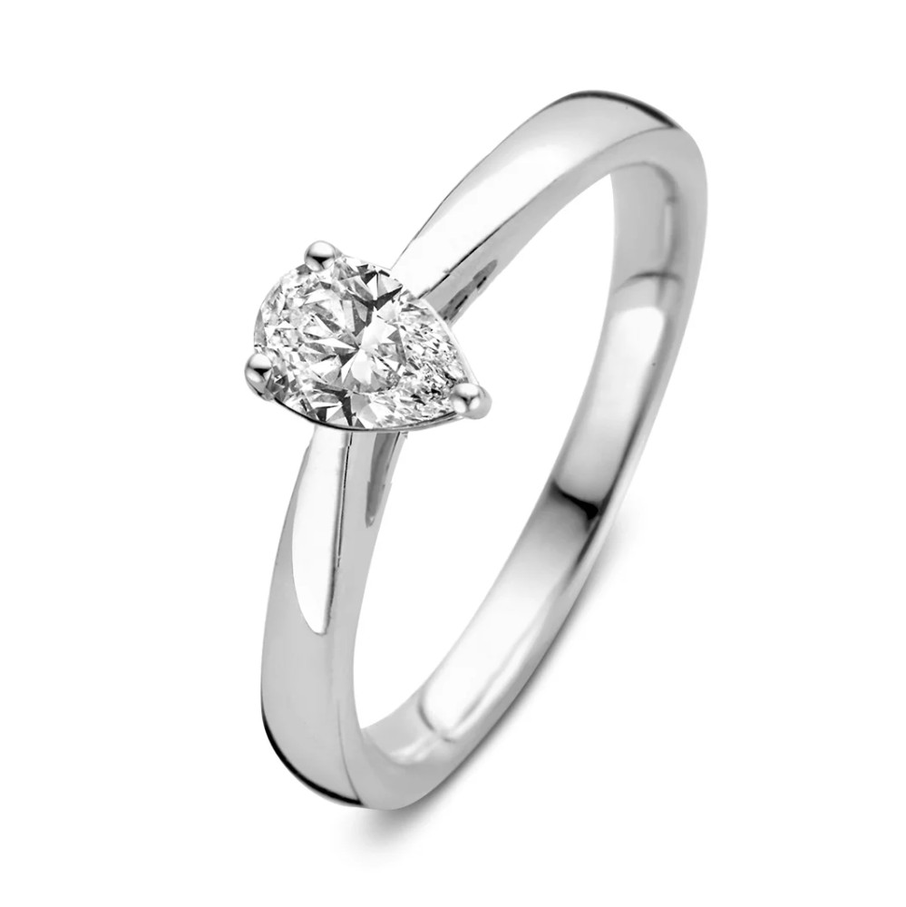 Meet Ava, onze solitair met peervormige diamant. Een elegante ring met een simplistisch en tijdloos design.Peer diamanten schitteren optimaal en zorgen bovendien voor optische verlenging van de vinger. Kies zelf de gewenste steengrootte van jouw diamant. De bijzondere Avaring is in verschillende maten en goudkleuren beschikbaar.

Ring Avais onderdeel van een serie, in onze collectie zijn bijpassende oorbellen en een ketting met peervormige diamant te vinden. Dankzij de verhoogde zetting en verfijnde scheen is dezesolitair perfect te combineren met een gouden trouwring of bijvoorbeeld onze diamanten eternity ringMillie.
