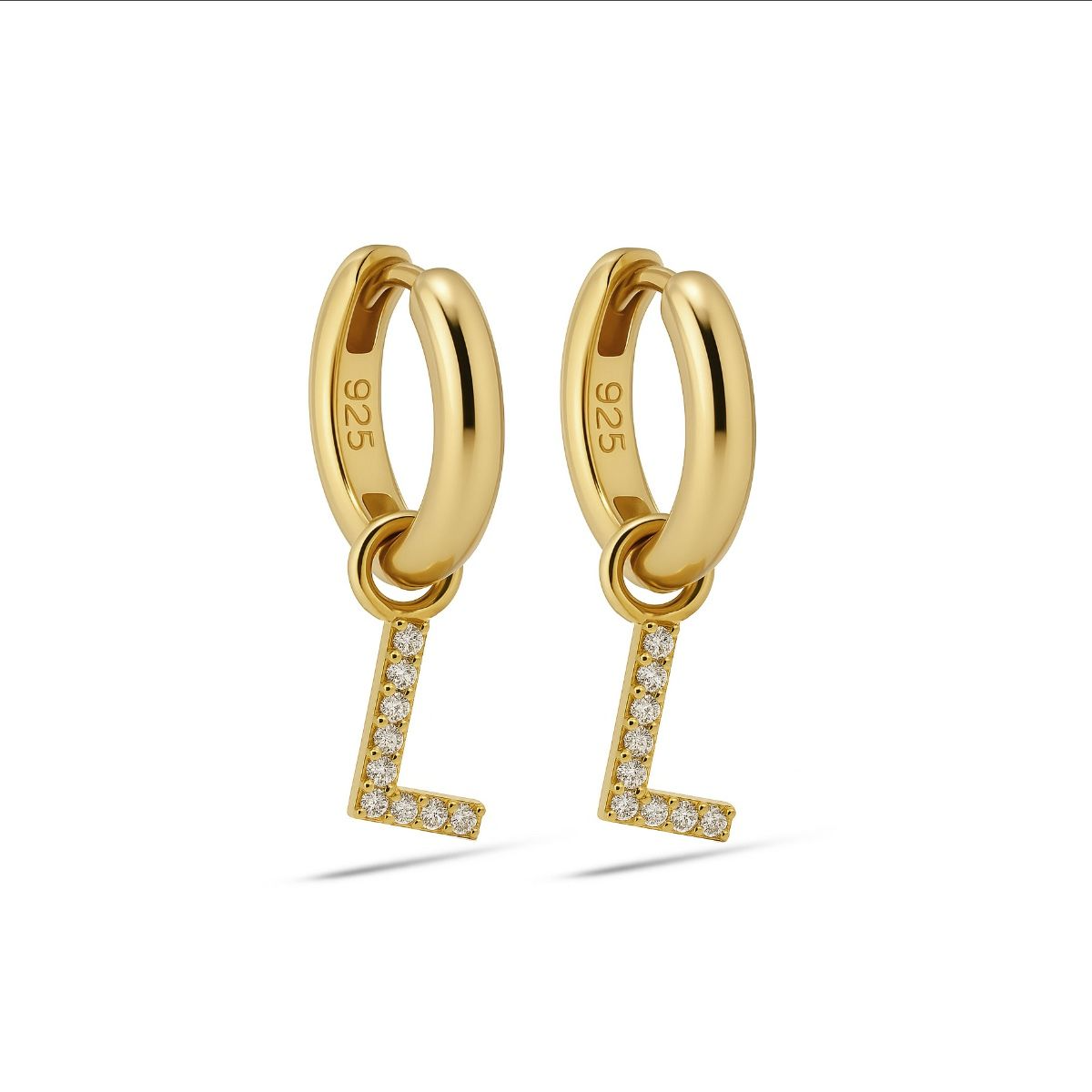 De Hinged Hoops Zirconia Letter L Goldplated met modelnummer A178GP-L zijn prachtige creolen met zirkonia-steentjes en een vergulde afwerking. Perfect voor een elegante en persoonlijke touch. Draag ze solo voor een subtiele look of mix en match met andere sieraden voor een modieuze uitstraling.