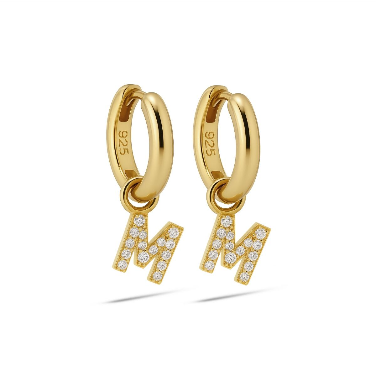 De Hinged Hoops Zirconia Letter M Goldplated, modelnummer A178GP-M, zijn elegante sieraden met een gouden afwerking en schitterende zirconia steentjes. Deze creool oorbellen zijn ideaal voor dagelijks gebruik en speciale gelegenheden. Draag ze met opgestoken haar of een elegante outfit om de aandacht op de verfijnde details te vestigen. Perfect voor elke sieradenliefhebber!