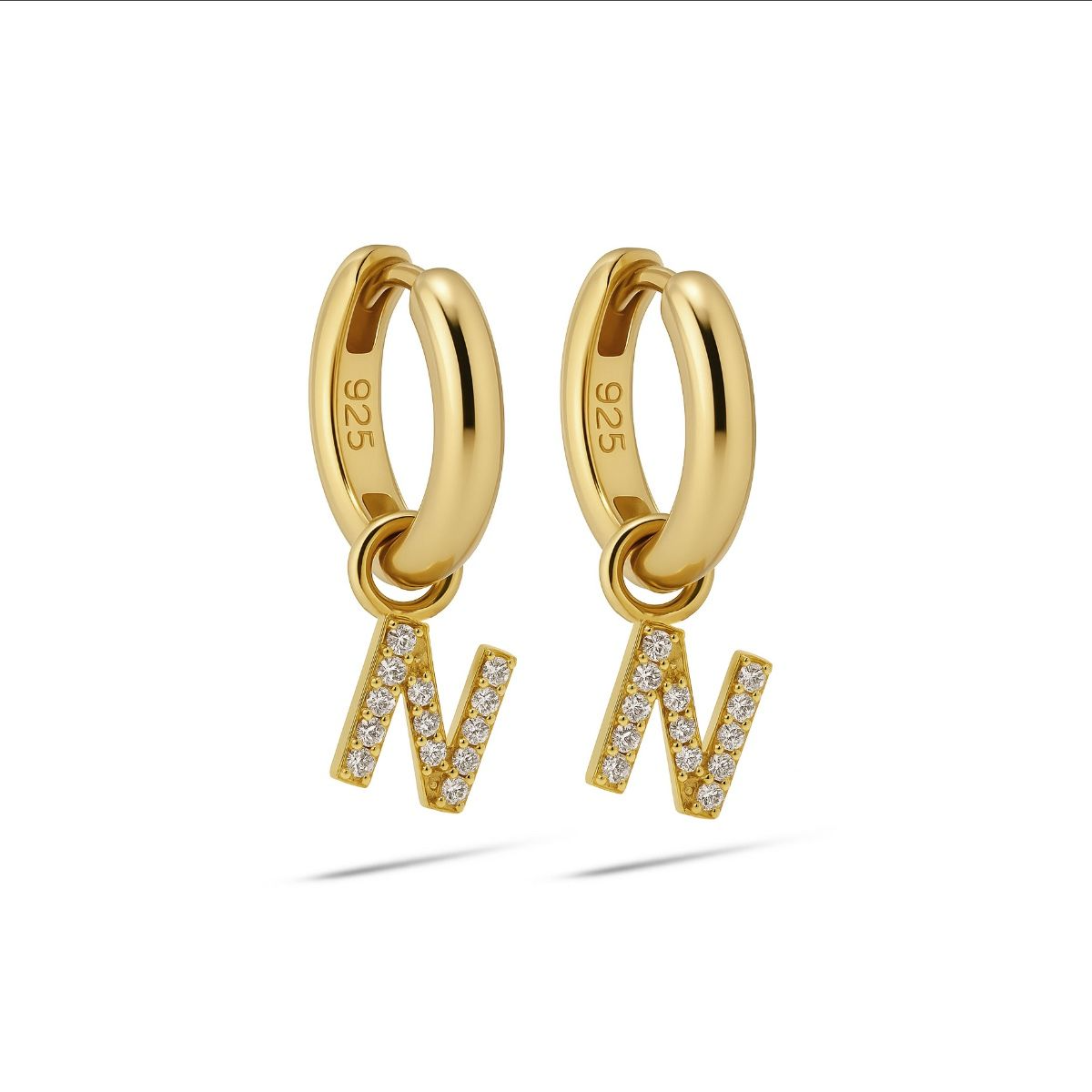 De Hinged Hoops Zirconia Letter N Goldplated, modelnummer A178GP-N, is een prachtig paar creolen oorbellen, versierd met een vergulde afwerking en een fonkelende zirconia letter N.  Combineer ze met casual of formele outfits voor een elegante touch.