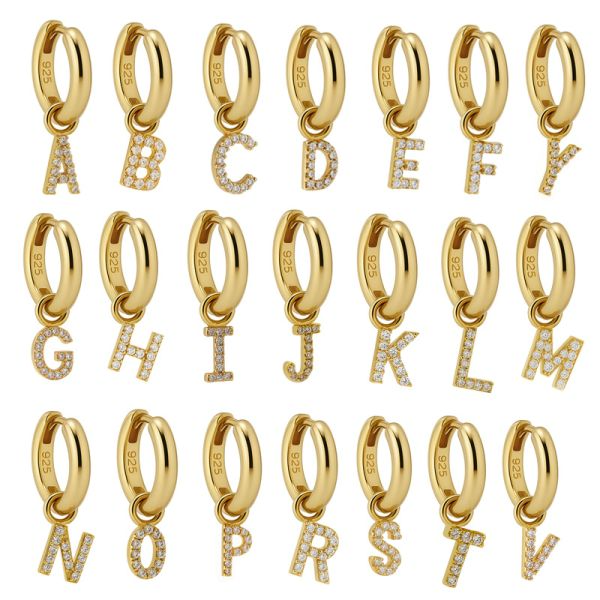 De Hinged Hoops Zirconia Letter O Goldplated, modelnummer A178GP-O, zijn elegante creool oorbellen met een gouden laag en zirkonia-steentjes. Deze oorbellen passen perfect bij formele en casual outfits. Draag ze met opgestoken haar om de glans optimaal te laten uitkomen. Ideaal voor een persoonlijke touch aan elke look door de letter O.