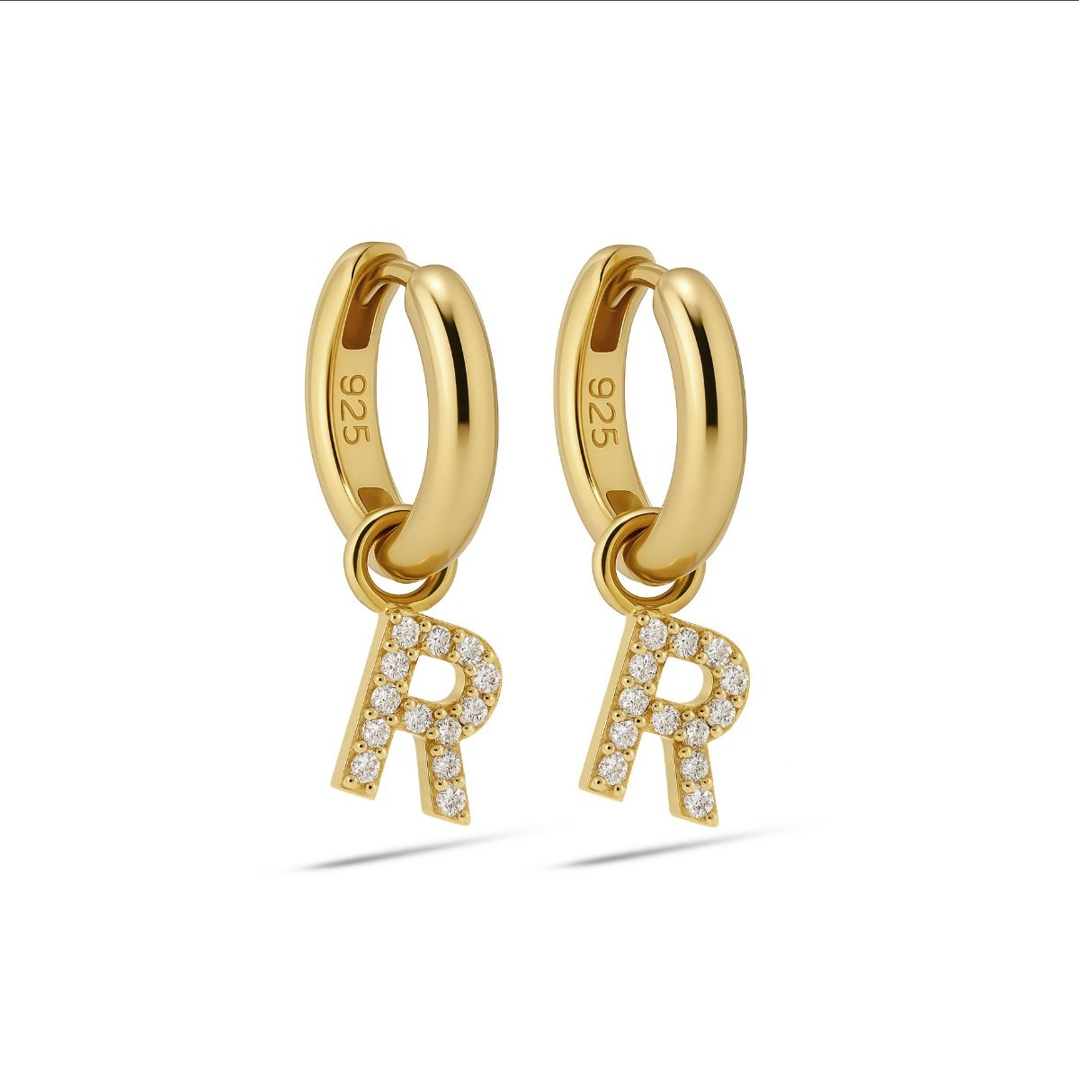 De Hinged Hoops Zirconia Letter R Goldplated, modelnummer A178GP-R, zijn prachtige creolen, verguld en versierd met een sprankelende zirkonia letter R. Perfect om een persoonlijke touch toe te voegen aan je look. Draag deze oorringen met je favoriete casual of formele outfits voor een stijlvolle en verfijnde uitstraling. Ideaal voor dagelijks gebruik of speciale gelegenheden.
