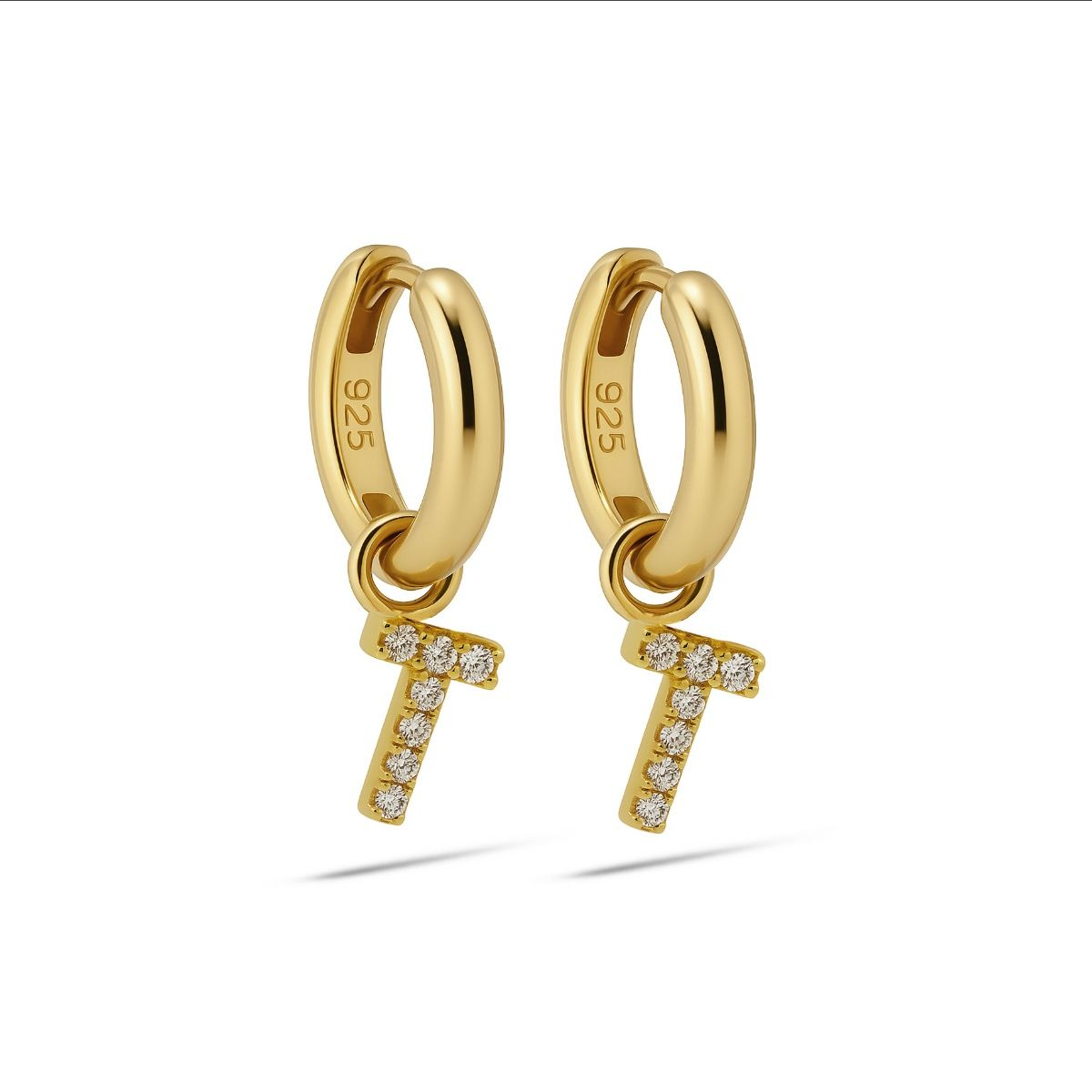 De Hinged Hoops Zirconia Letter T Goldplated (model A178GP-T) zijn elegante creool oorbellen, gemaakt van verguld materiaal en bezet met sprankelende zirconia-stenen. Perfect voor dagelijks gebruik of speciale gelegenheden. Combineer ze met een casual of chique outfit voor een verfijnde uitstraling. Deze tijdloze oorbellen zijn een perfecte aanvulling op elke sieradencollectie.