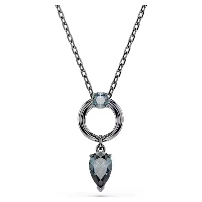 Deze Mesmera-hanger combineert een diep kleurenpalet met verfijning en creëert zo een oogverblindend sieraad voor elke dag. Het elegante motief bestaat uit een grijze Swarovski Zirkonia in de pear-slijpvorm die is bevestigd aan een luxueuze ring met ruthenium toplaag. In het midden is een extra Swarovski Zirkonia in ronde slijpvorm geplaatst en dankzij een schuifmechanisme op de ketting kan de hanger gemakkelijk op de gewenste lengte worden versteld.