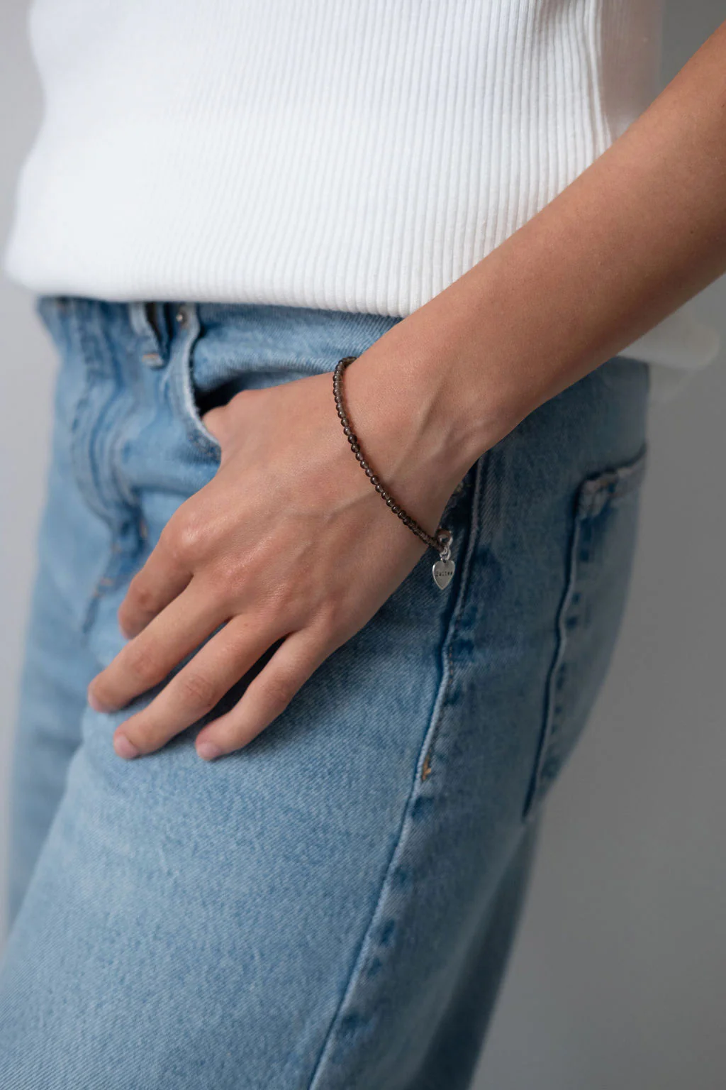 Rookkwarts: bescherming - ontstresst - acceptatie

Werking van de edelsteen: rookkwarts is een sterk beschermende, aardende en ontgiftende steen. Het is bij uitstek een goede steen om te dragen bij klachten gerelateerd aan stress en in belastende situaties. De steen helpt ontspannen, loslaten en accepteren, weerstand bieden tegen stressvolle invloeden en zorgt voor geestelijke (veer)kracht. Het kan tevens helpen bij het stoppen met roken en andere verslavingen.
