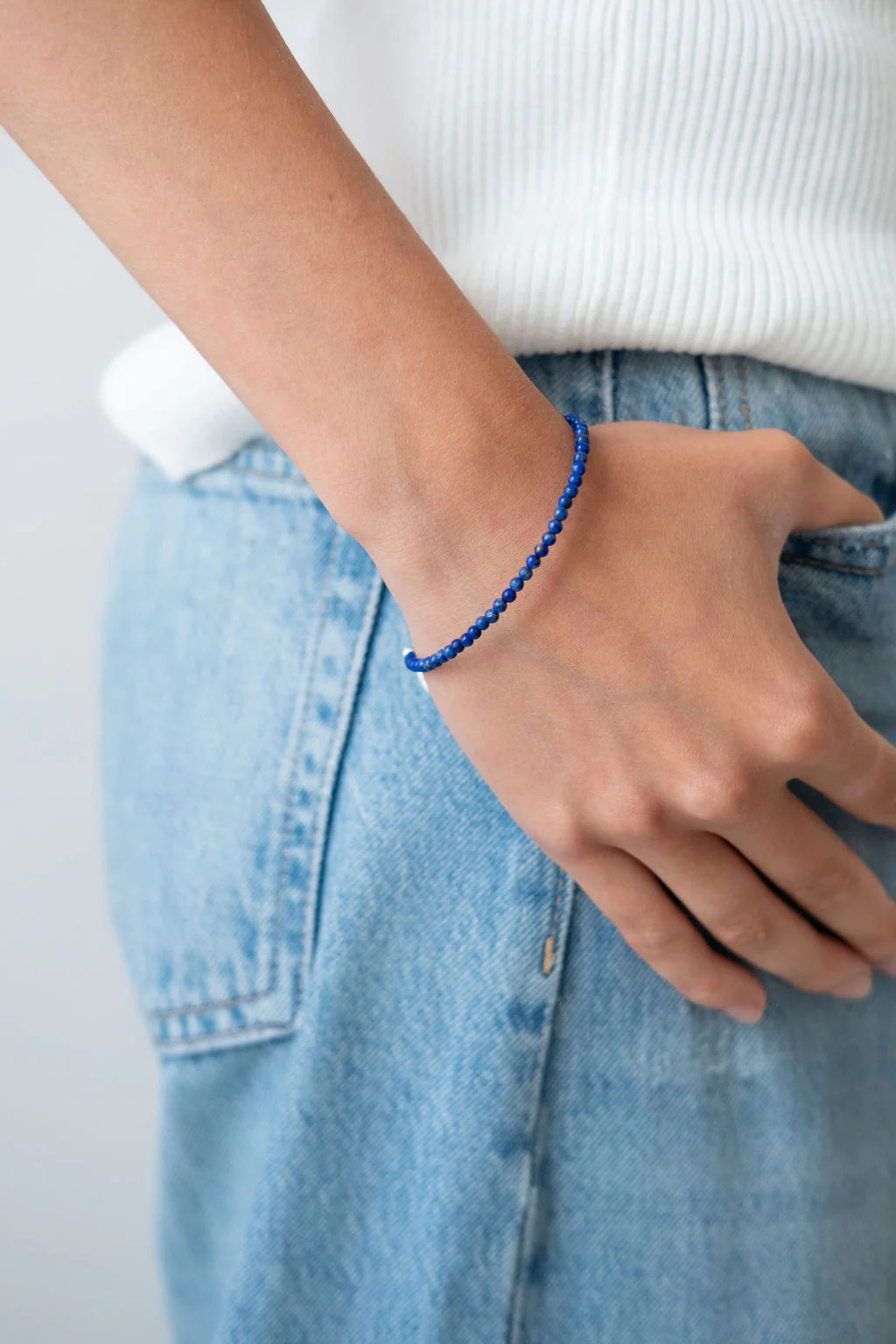Werking van de edelsteen: de prachtige blauwe steen lapis lazuli maakt eerlijk, oprecht en helpt innerlijke waarheid vinden en deze accepteren. Het helpt je jezelf zijn en je eigen weg bewandelen. De steen bevordert creativiteit, objectiviteit en helderheid van geest. Het heeft een positief effect op vriendschappelijke en liefdesrelaties. Ook heeft het een positieve werking op migraine, slaapproblemen, duizeligheid, stress.