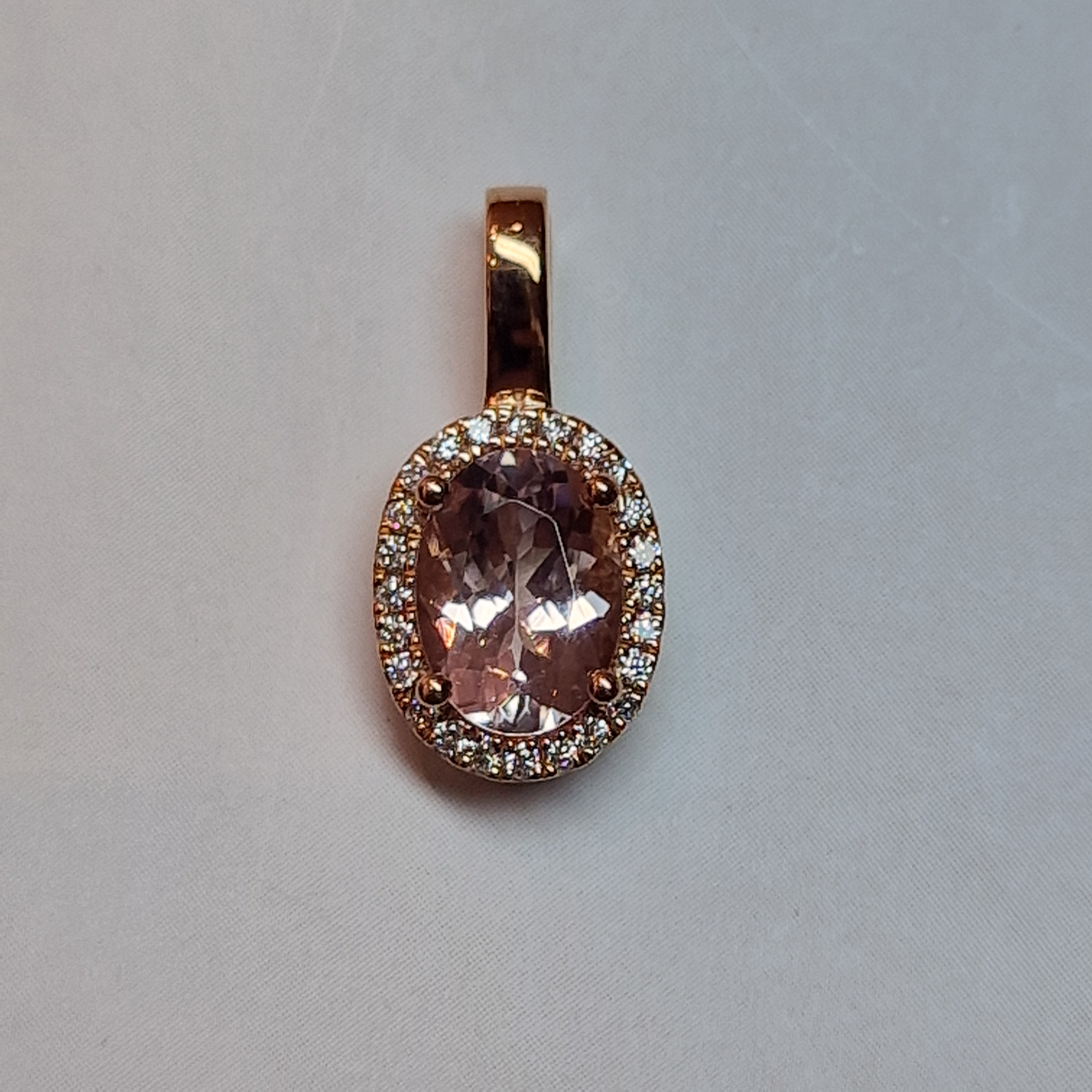 14k roodgouden entourage hanger met een ovale Morganiet 7x5 en diamant