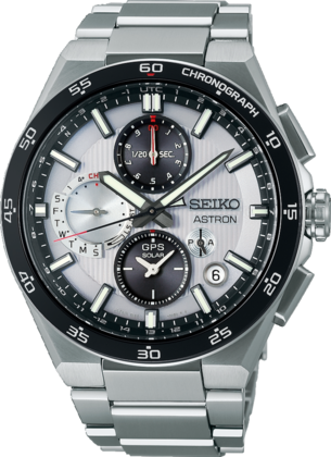Het SEIKO 5X83 kaliber is een prestigieuze analoge GPS Solar Dual-Time Chronograaf. Dit horloge kan met een eenvoudige druk op de knop overal ter wereld zich instellen op de juiste tijdzone en hiermee de juiste lokale tijd weergeven. Op de wijzerplaat geeft de GPS-signaal indicator aan of het horloge verbinding maakt met het wereldwijde GPS netwerk. Ook laat het horloge zien met hoeveel satellieten het horloge verbinding maakt. Voor het bepalen van de juiste tijdzone is er verbinding nodig met minimaal 4 satellieten. Indien het horloge volledig is opgeladen maakt het horloge tot 2 keer per dag satellietverbinding met één satelliet om de tijd te corrigeren. Hierdoor is het 5X83 GPS Solar horloge extreem accuraat en kent het horloge slechts een afwijking van 1 seconde per 100,000 jaar. Indien nodig kan de lokale tijd ook handmatig worden gewijzigd. De slimme Perpetual Calendar functie zorgt ervoor dat het horloge tot het jaar 2100 altijd de juiste datum aangeeft. Het horloge beschikt over een Dual-Time, in-flight mode, een automatische DST aanpassing en het horloge beschikt over een chronograaf functie. De stopwatch kan tot 12 uren in stappen van 1/20 seconde meten. Een tussentijdsfunctie is voorzien. Een tweede tijd wordt weergegeven op de subdial op de wijzerplaat en een aparte AM/PM-indicatie. De ingebouwde horloge micro-GPS ontvanger verbruikt zó weinig energie, dat alle functies optimaal functioneren op lichtenergie, die wordt gegenereerd door de Solar wijzerplaat. Lees meer over dit kaliber in de gebruiksaanwijzing.