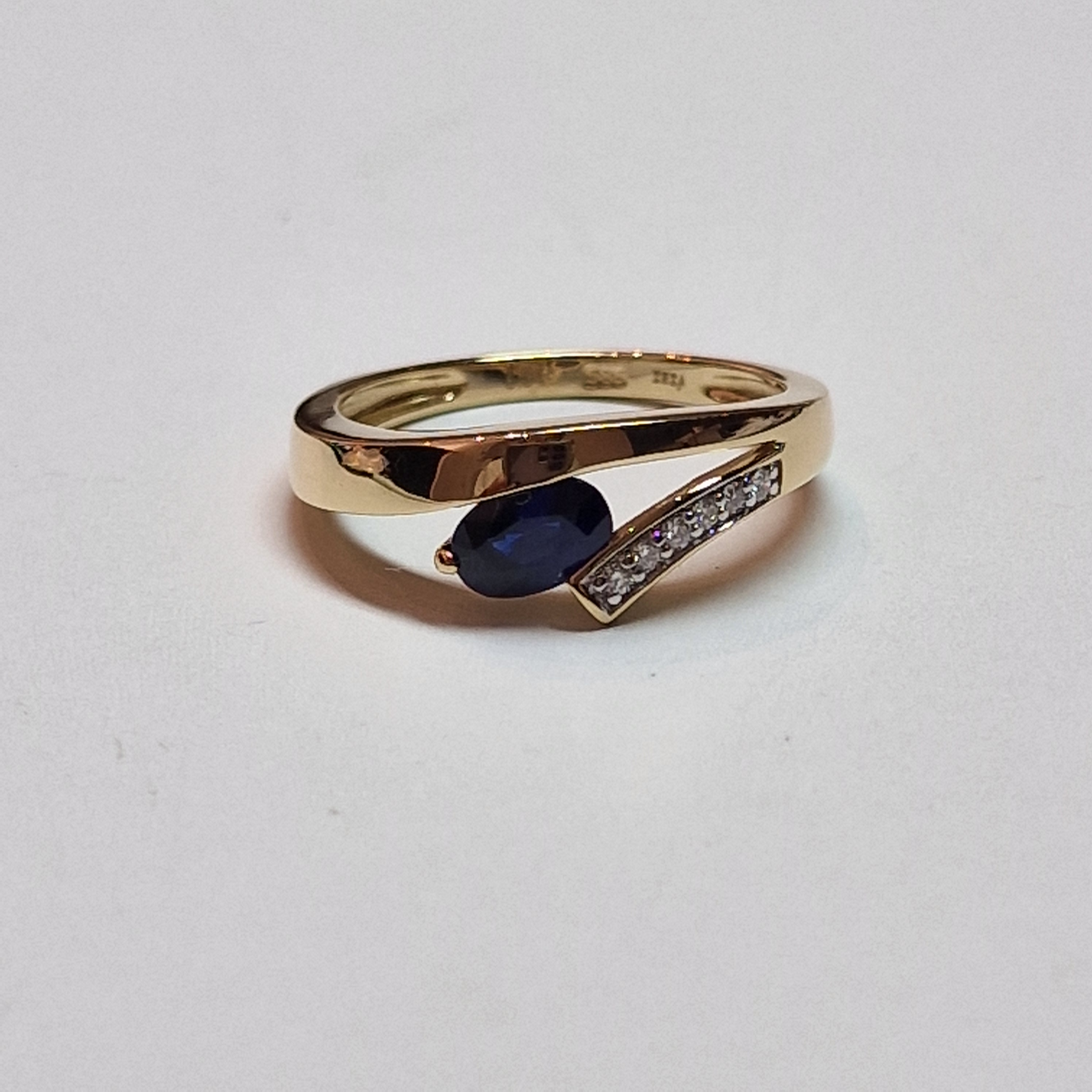 14k geelgouden ring met een ovale saffier 6x4 en diamant