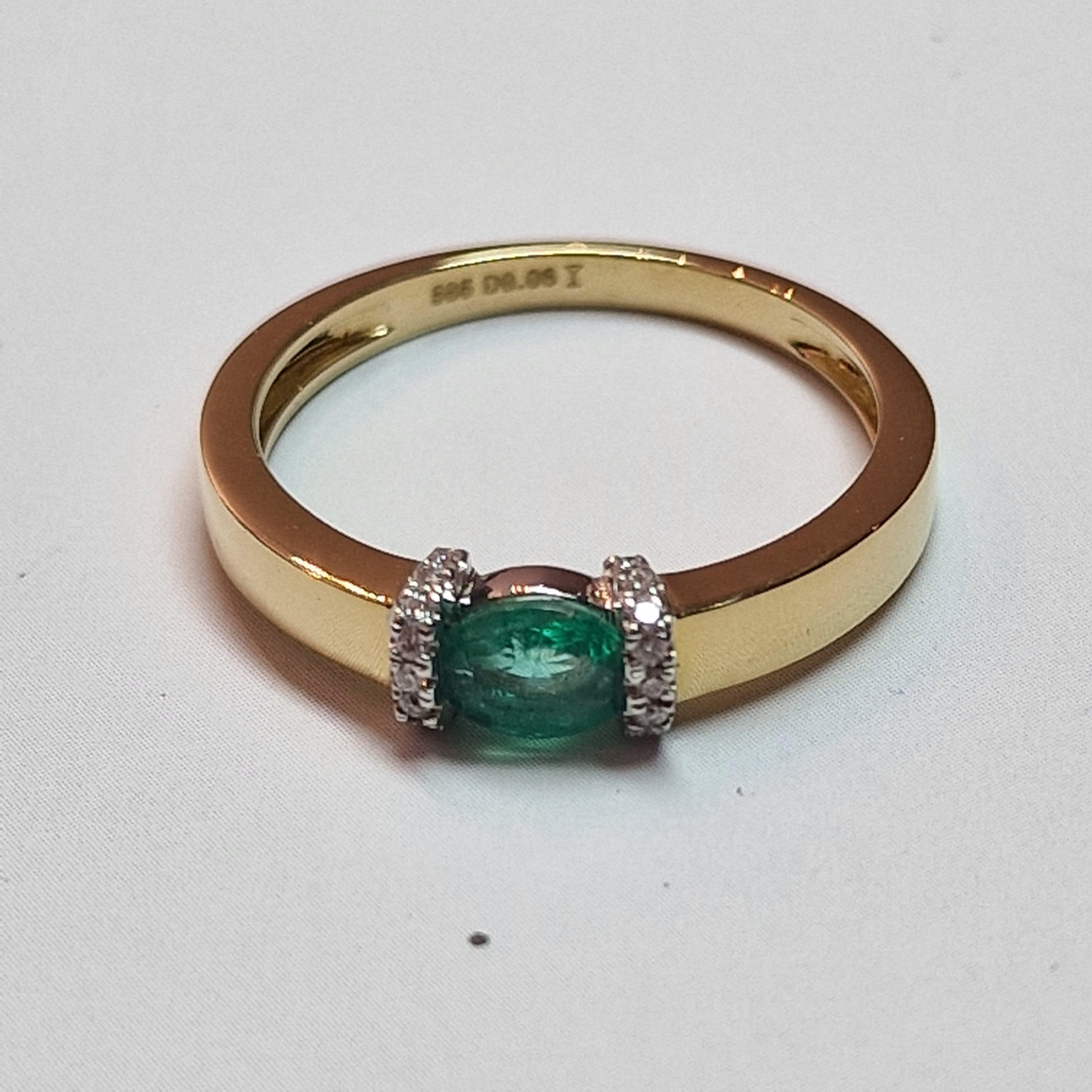 14k geel en witgoud ring met een ovale smaragd met diamant