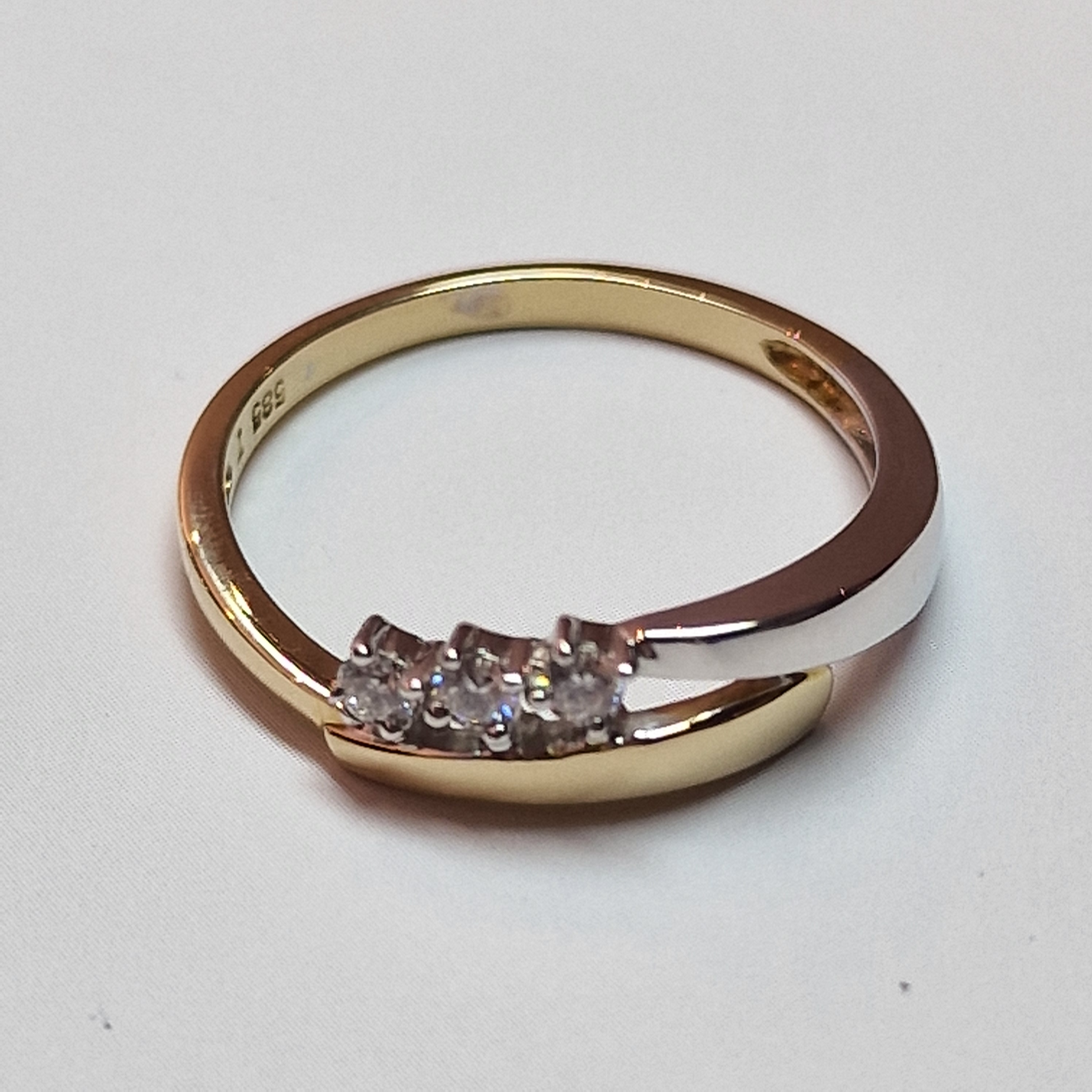 14k geel en witgouden slagring met 3 briljant geslepen diamanten