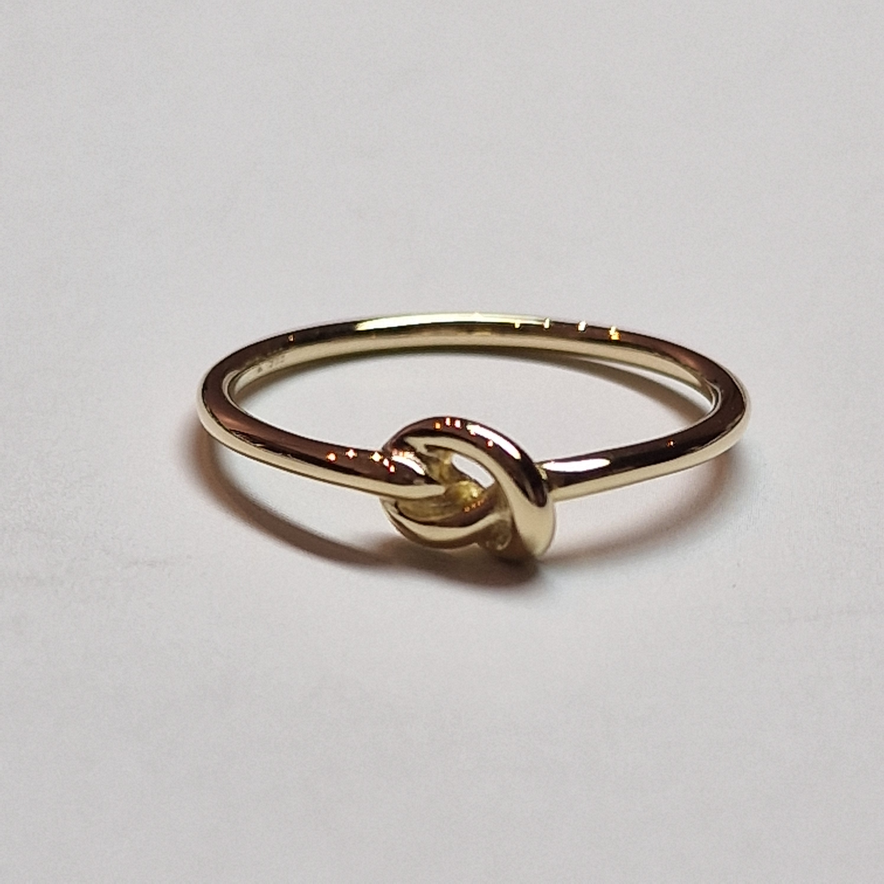 14k geelgouden ring met een knoop design