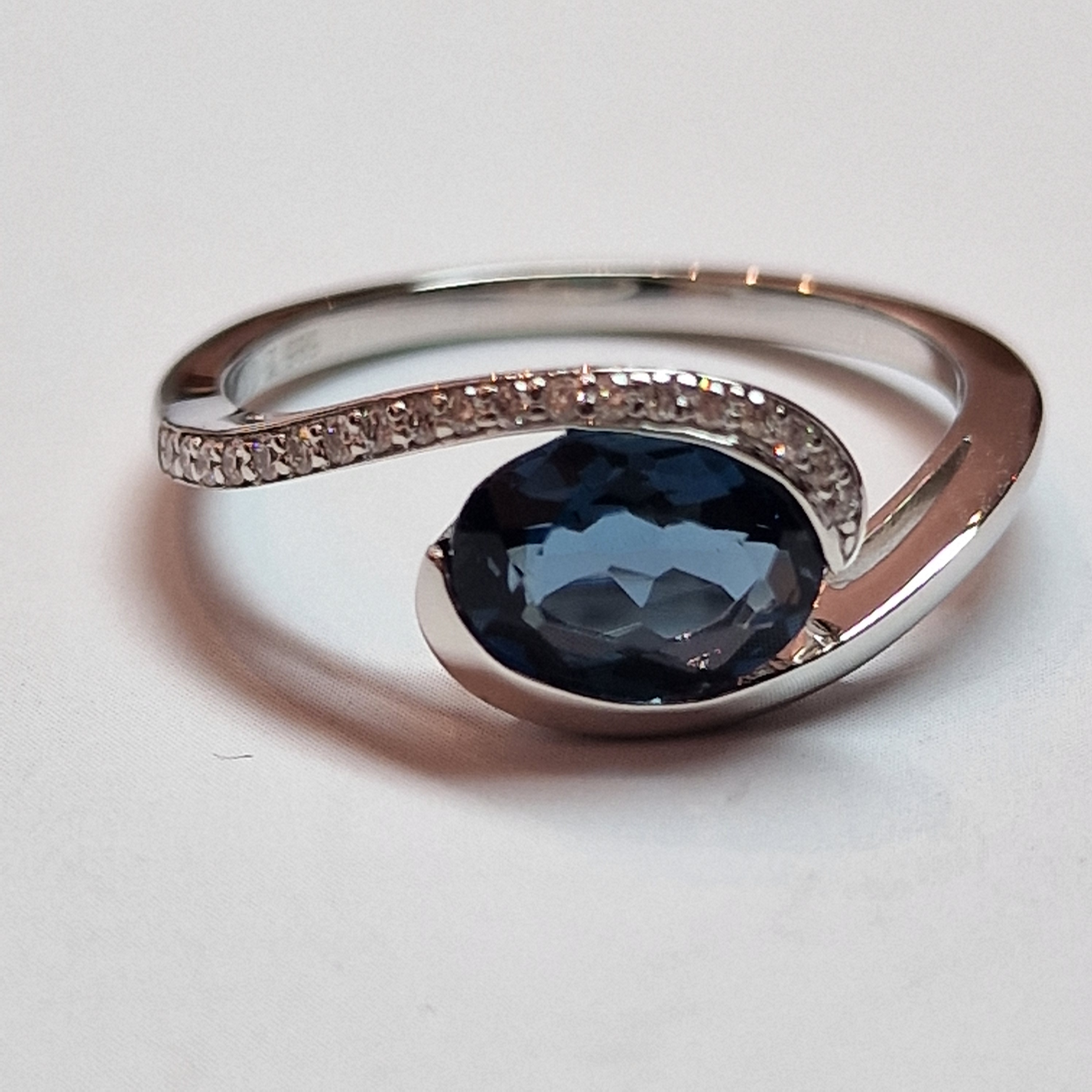 14k witgouden slagring met een ovale London Blue Topaas en diamant
ring ook in geelgoud 