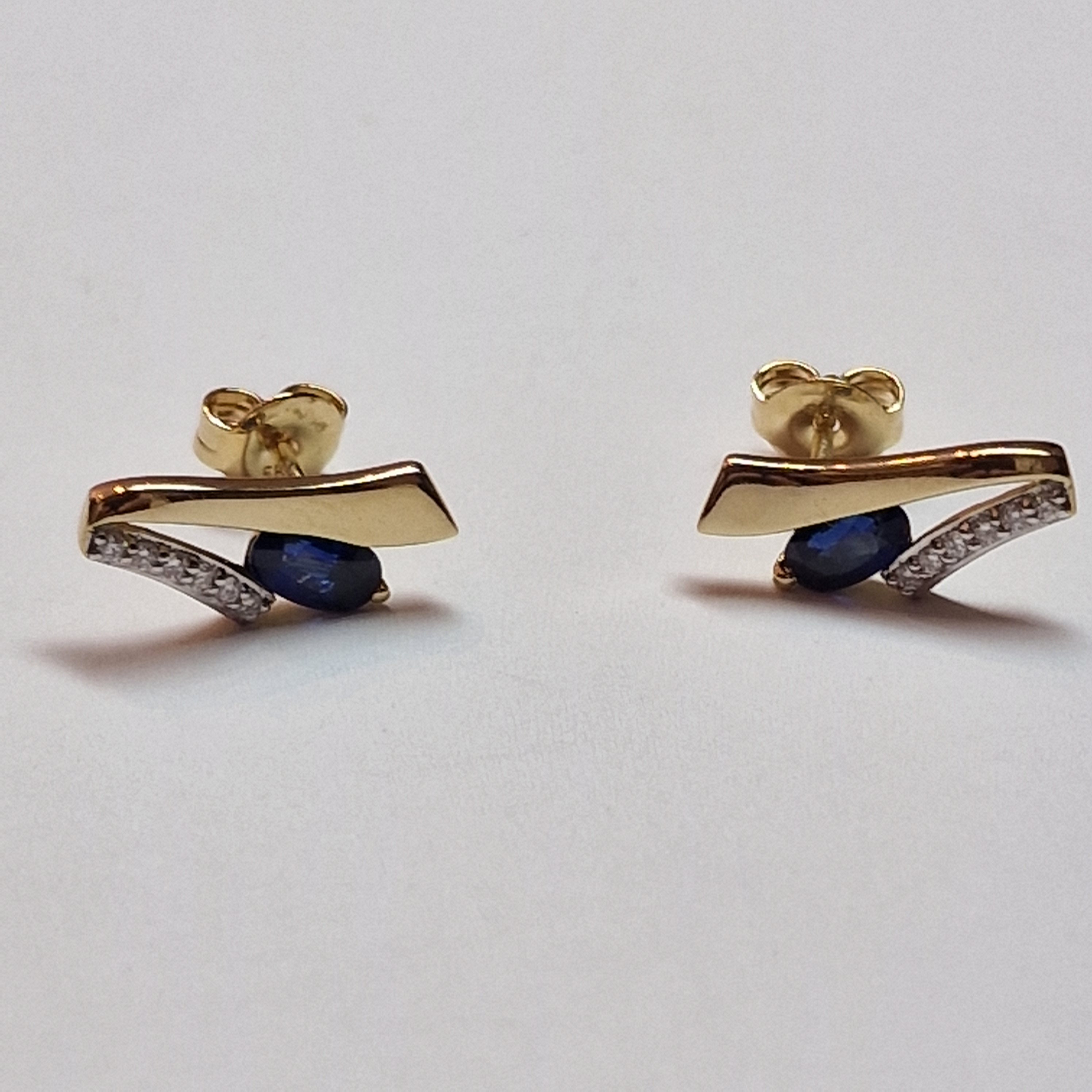 14k geelgouden oorknop met saffier en diamant