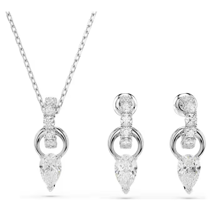 Geef uw stijl een gecoördineerde uitstraling met deze set van hanger en oorbellen. Elk glinsterend motief bestaat uit een Swarovski Zirkonia in de Pear-slijpvorm aan een kleine ring, die is verbonden met een andere ring met rhodium toplaag, versierd met Swarovski Zirkonia in Round-slijpvorm. Op de hanger zorgt een schuifmechanisme op de ketting ervoor dat de lengte gemakkelijk kan worden aangepast.